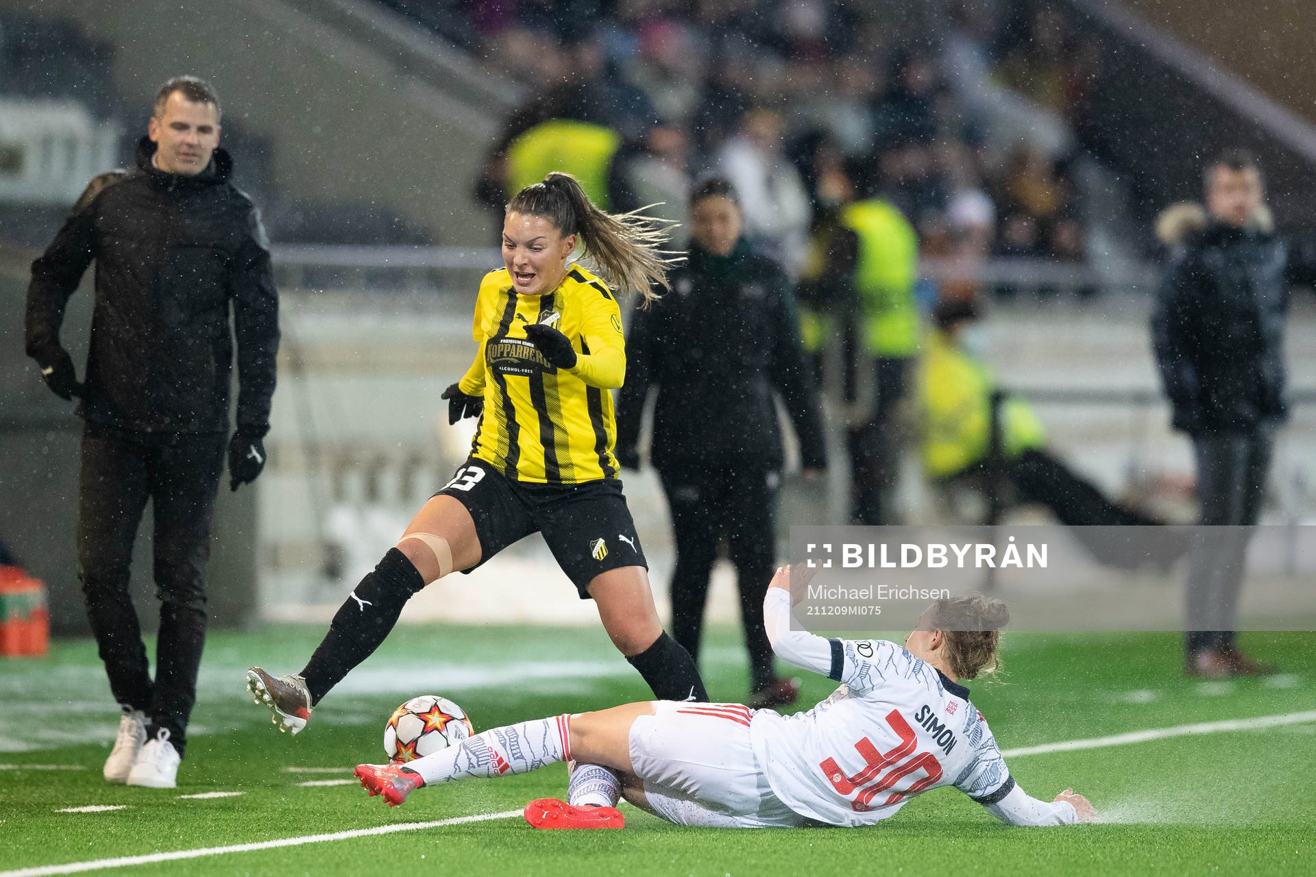 Johanna Rytting Kaneryd of Häcken and Carolin Simon of