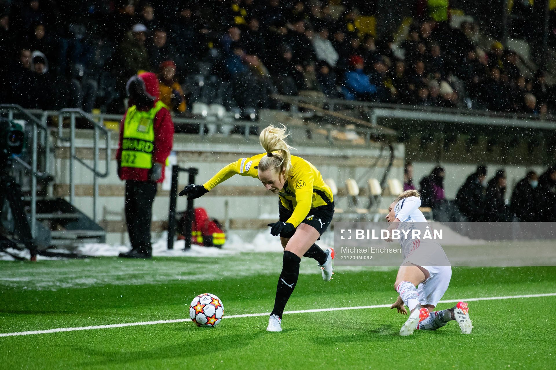 Stina Blackstenius of Häcken and Linda Dallmann of Bayern