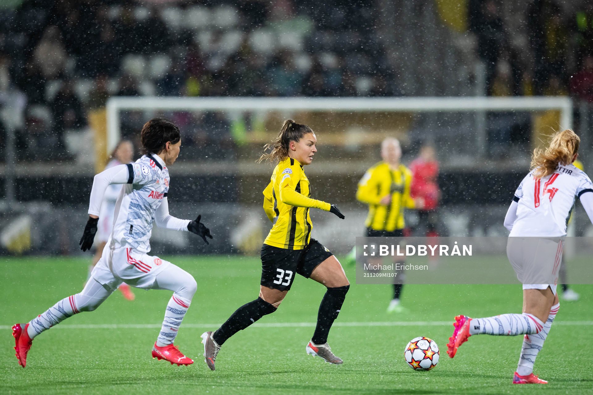 Saki Kumagai of Bayern Munich and Johanna Rytting Kaneryd