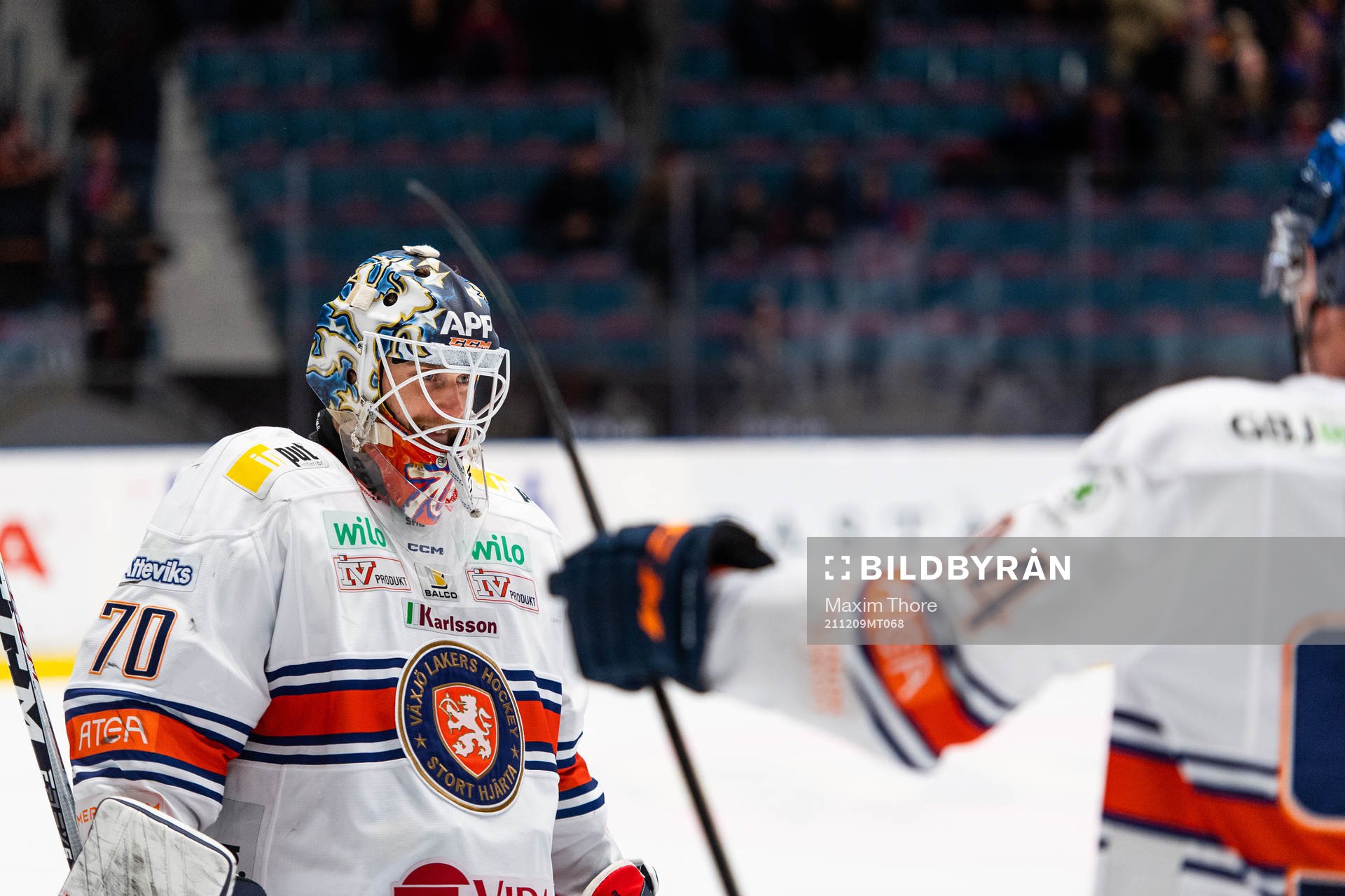 Växjös målvakt Adam Åhman jublar med lagkamrat