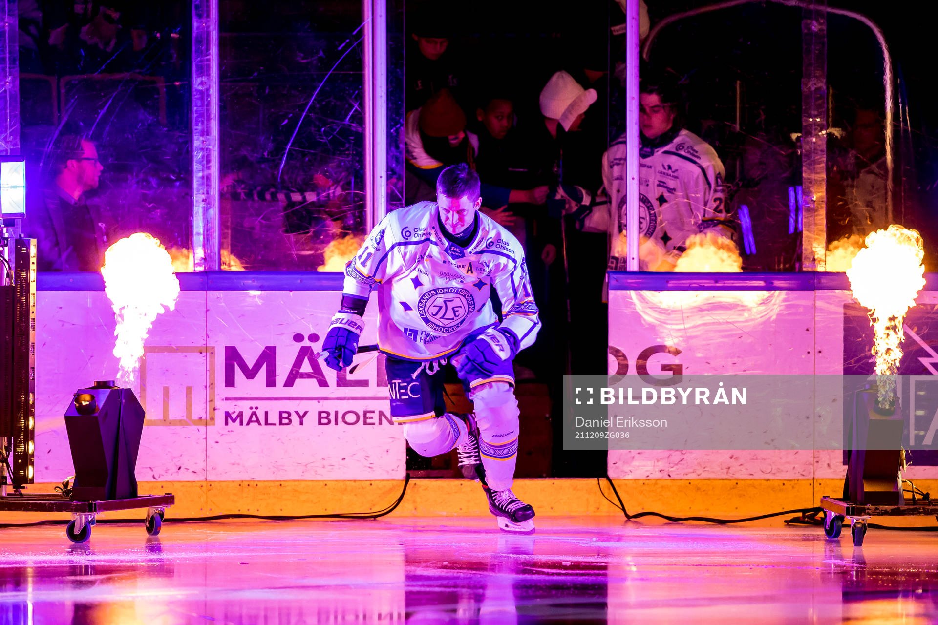 Leksands Martin Karlsson  gör entre innan ishockeymatchen
