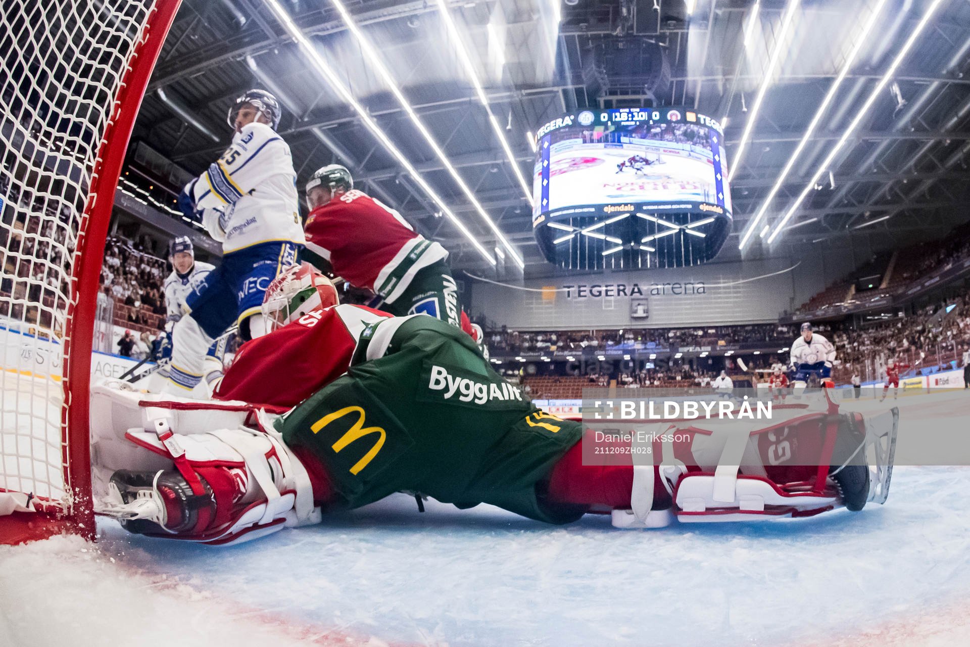 Leksands Max Veronneau och Frölundas Viktor Ekbom och