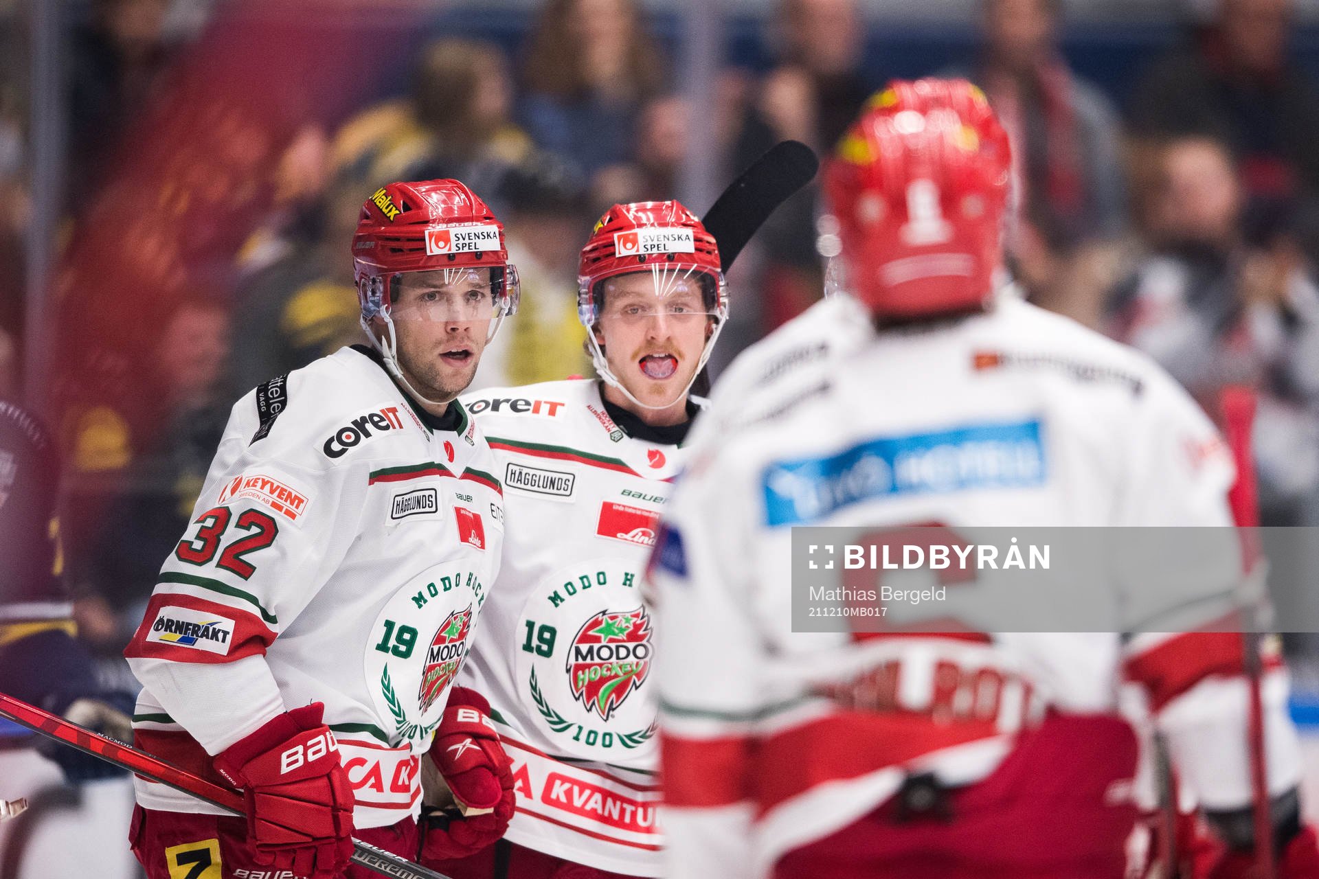 Modos Markus Modigs med lagkamrater jublar