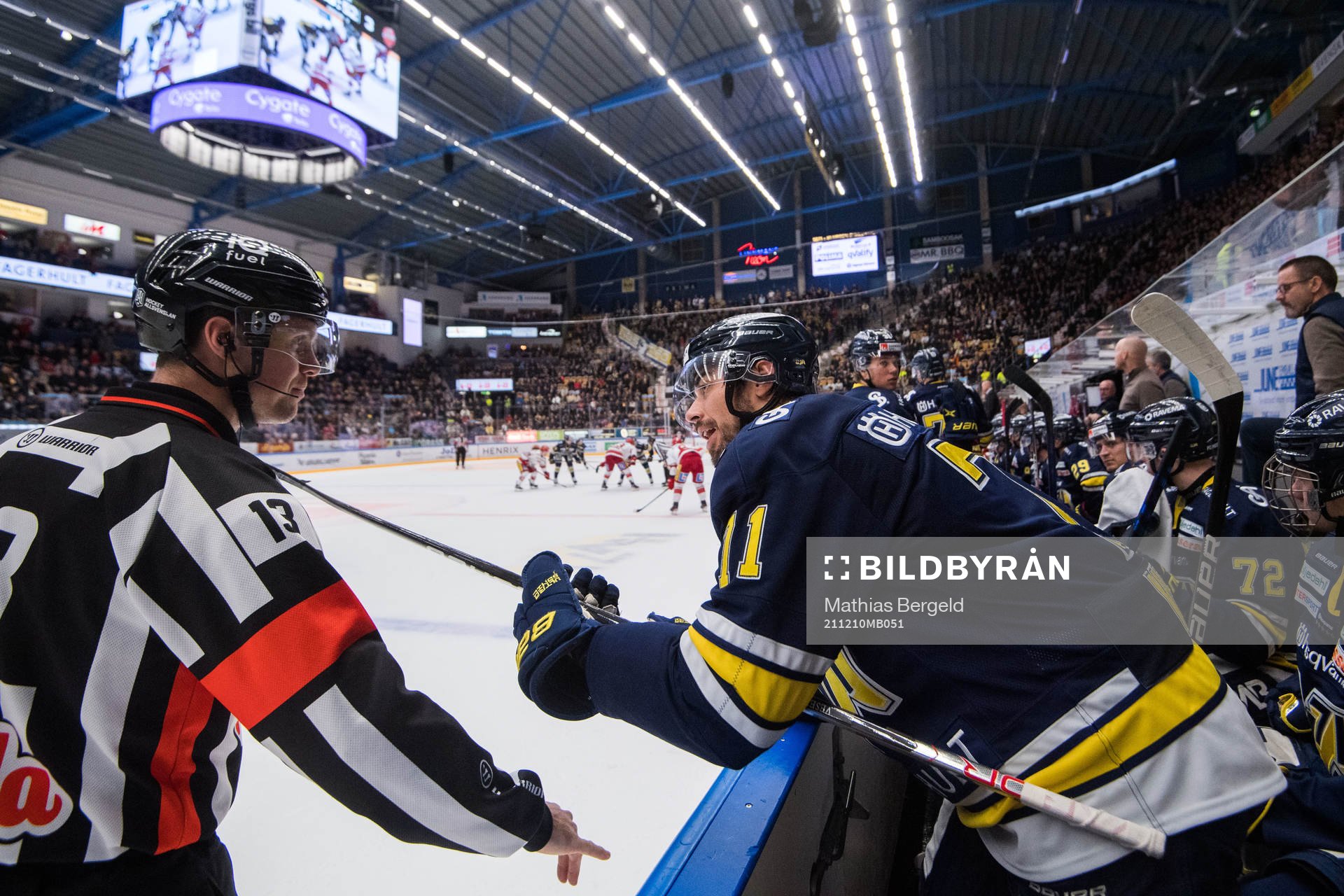 s Tyler Vesel diskuterar med domaren