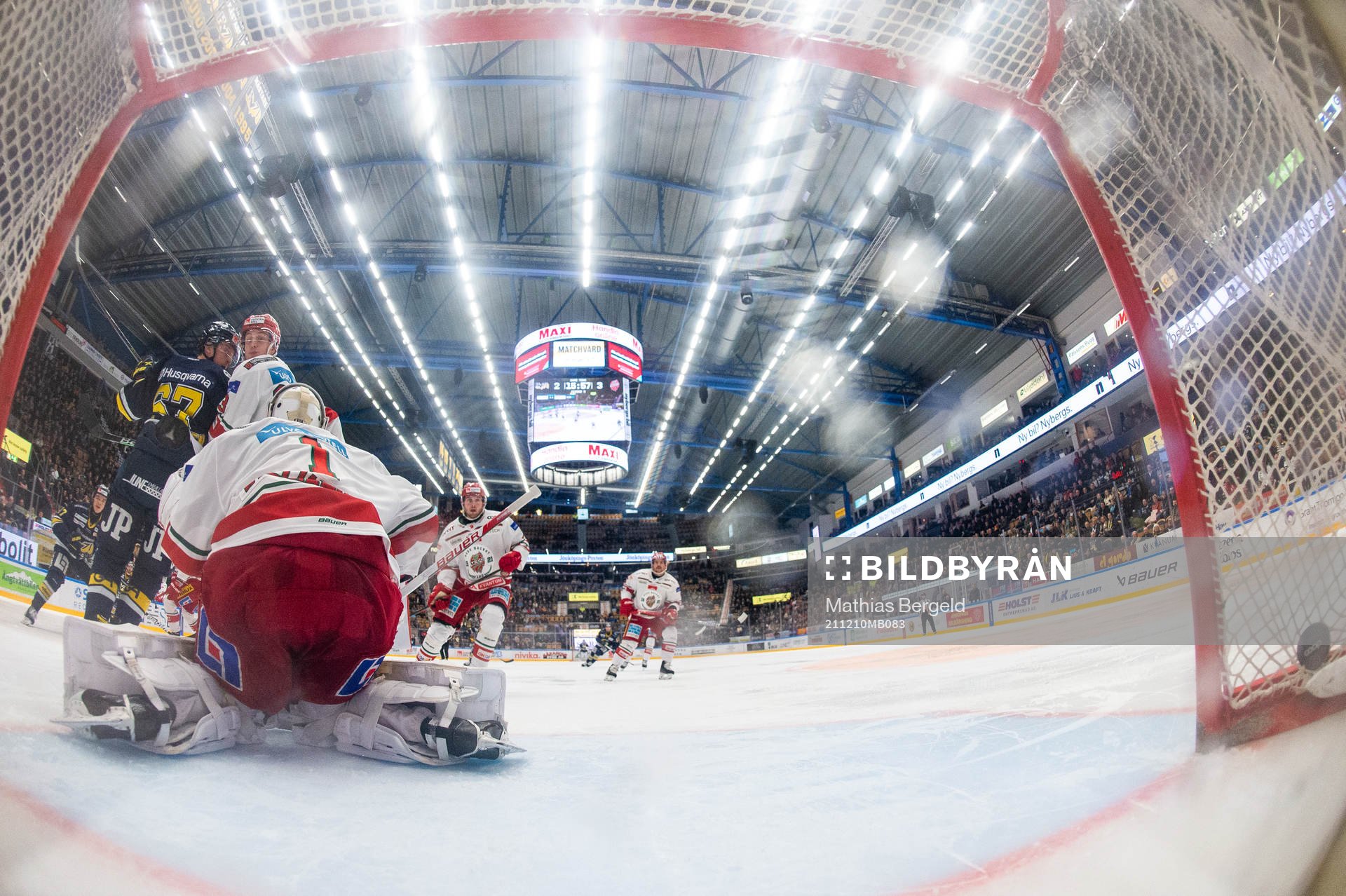 s Daniel Norbe (ej i bild) gör 3-3 bakom Modos målvakt