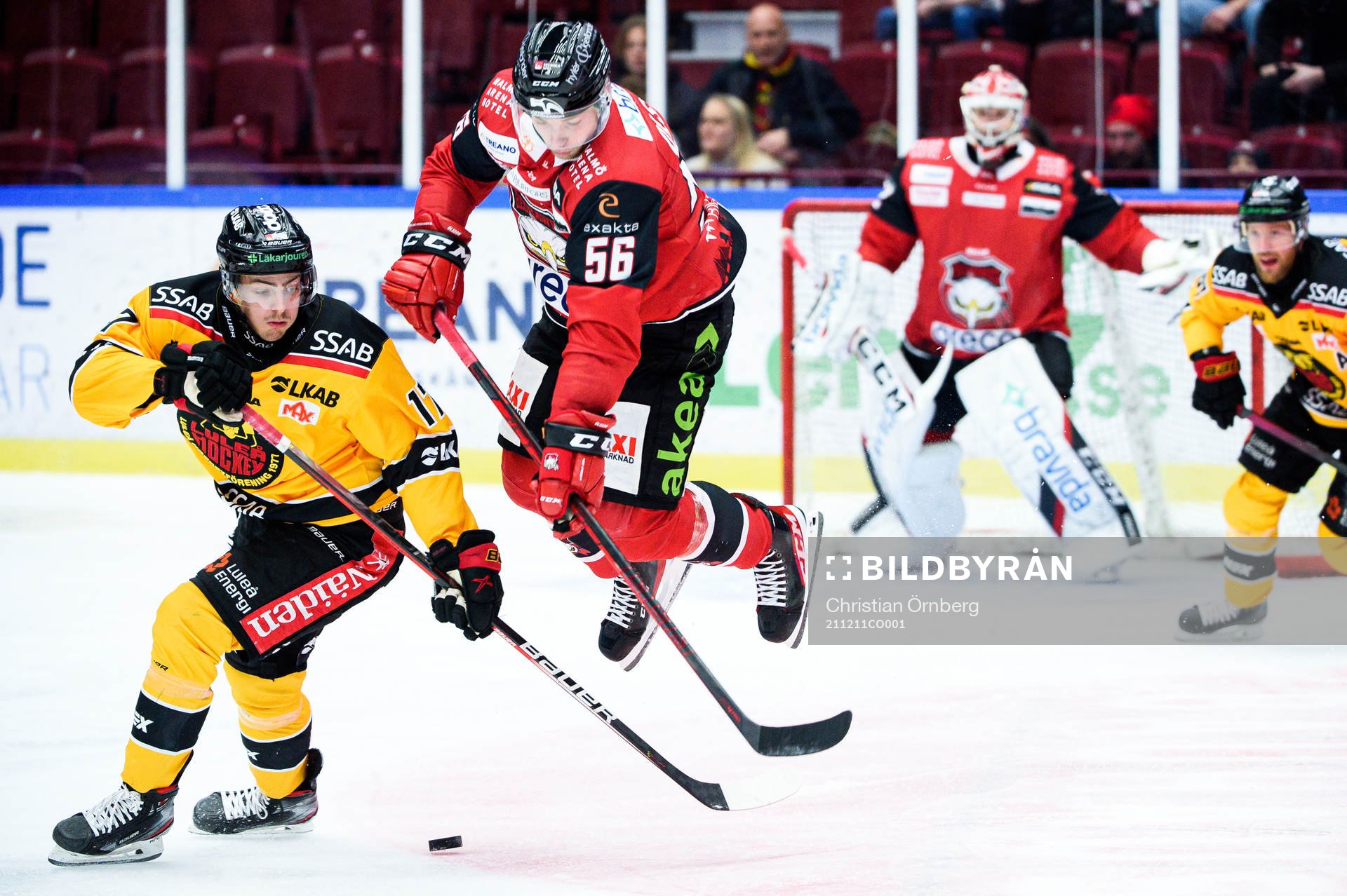 Luleås Isac Brännström och Malmö Redhawks Anton Olsson
