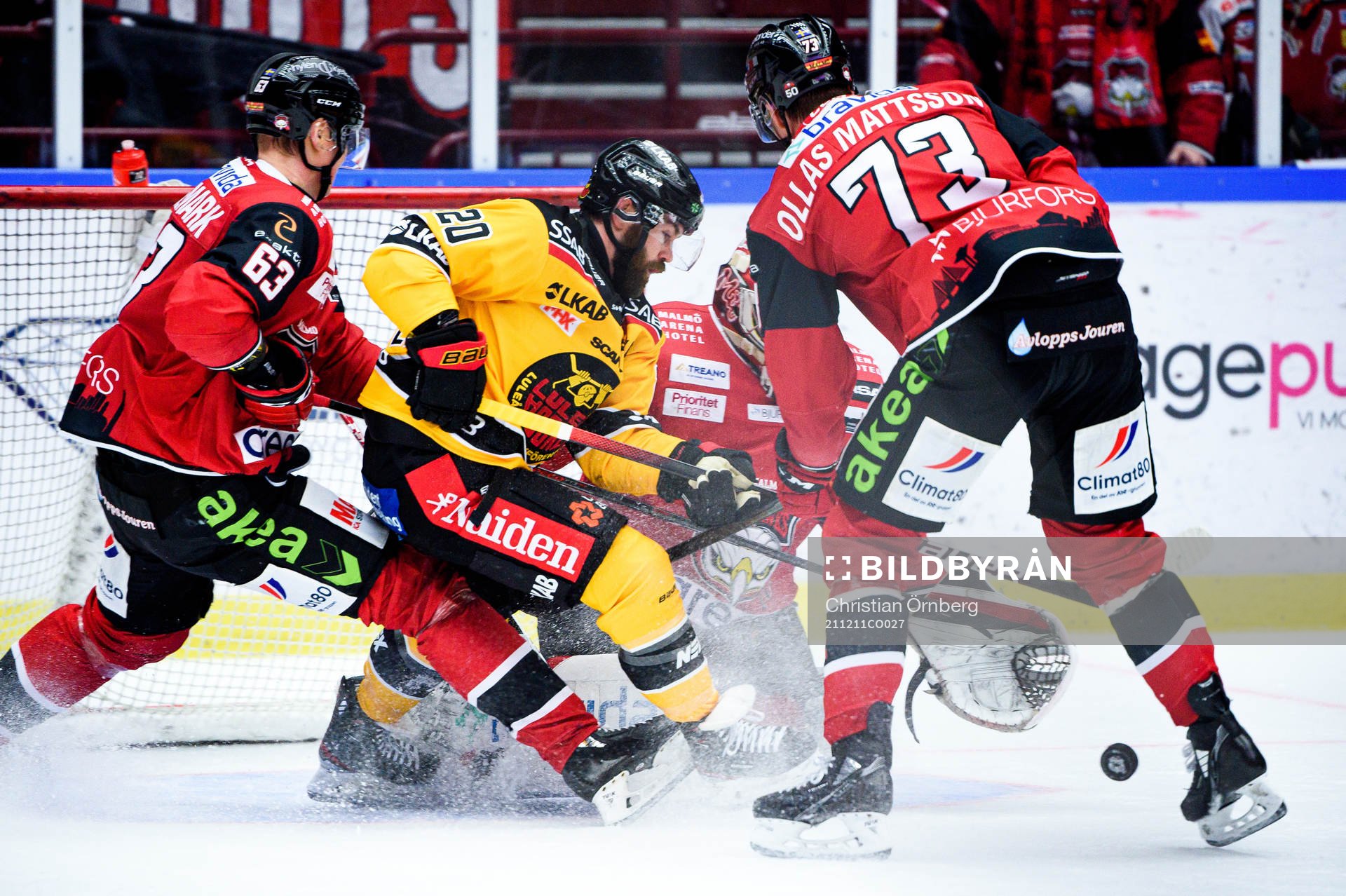 Luleås Jack Connolly oroar framför Malmö Redhawks