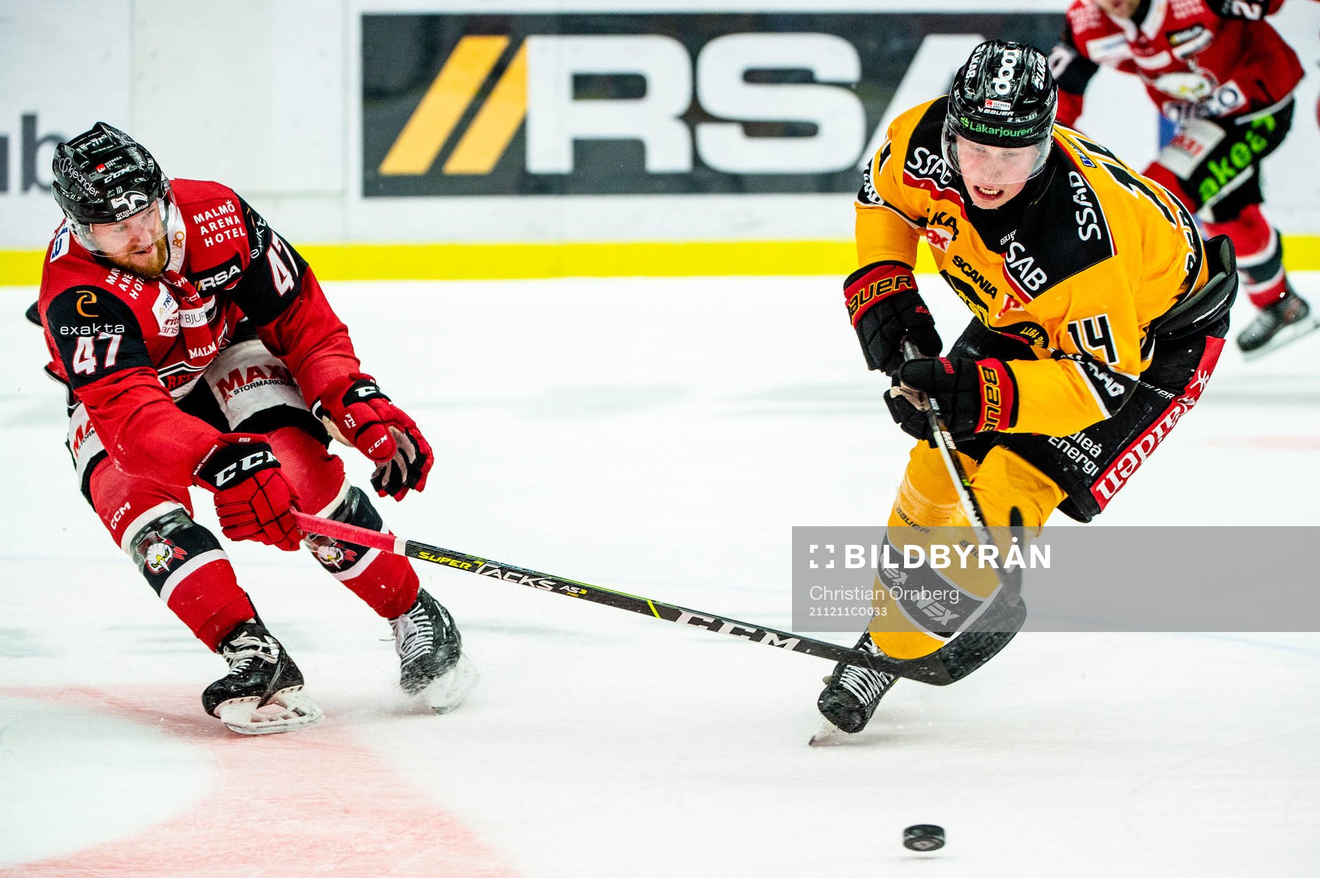 Luleås Jonas Berglund mot Malmö Redhawks Joakim Ryan