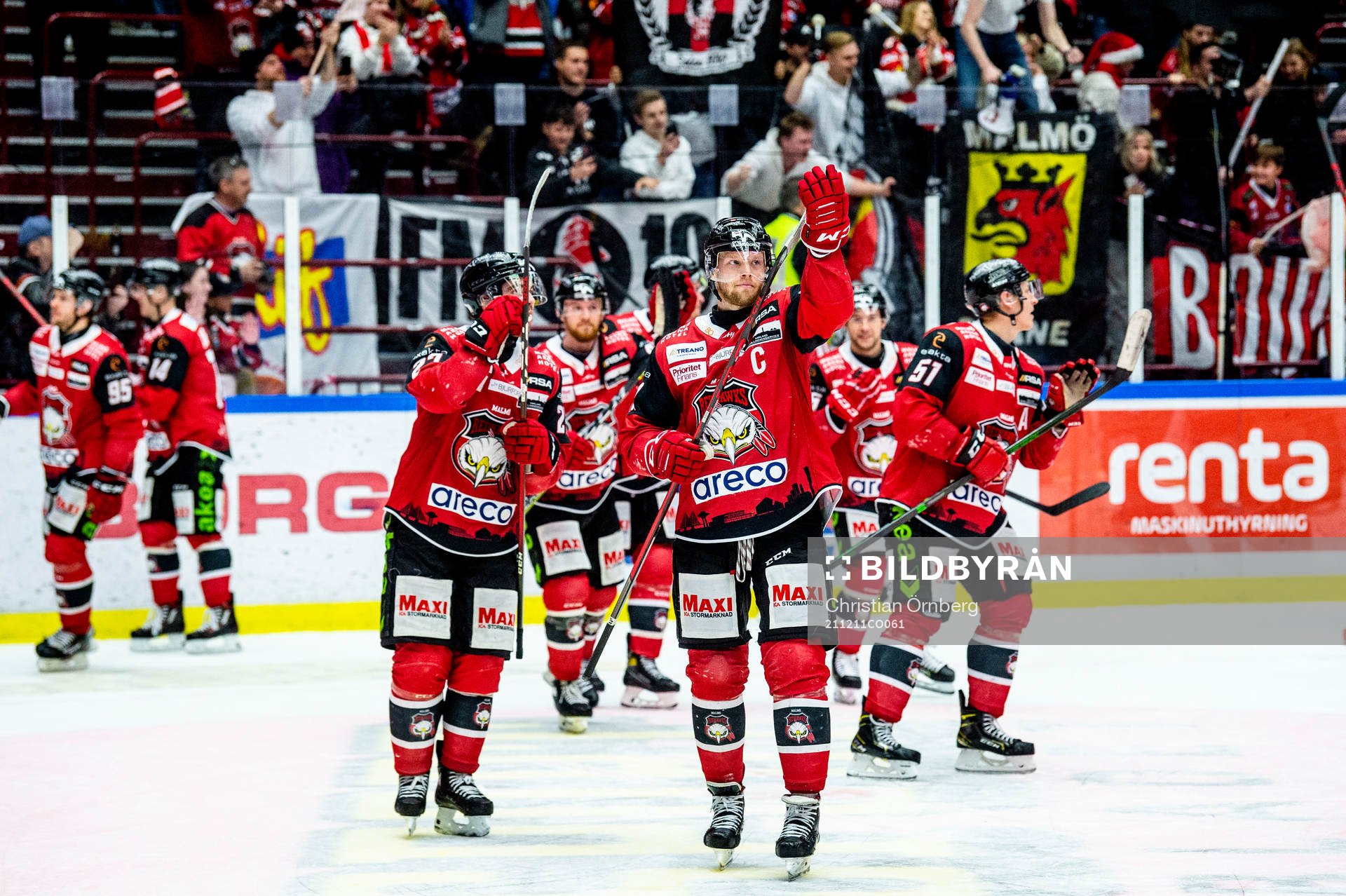 Malmö Redhawks Carl Söderberg jublar med lagkamraterna