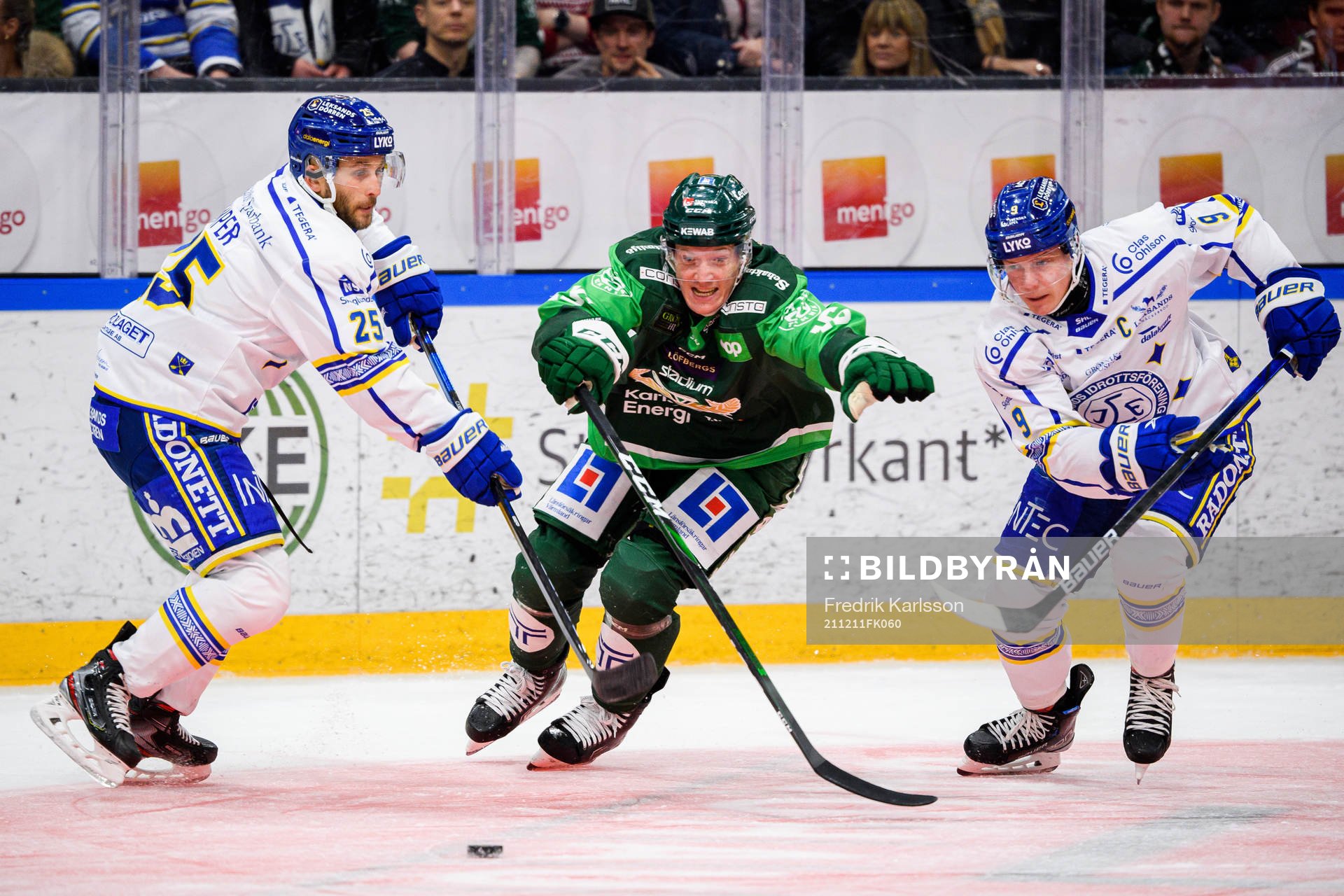 Färjestads Gustav Rydahl i en kamp mot Leksands Carter