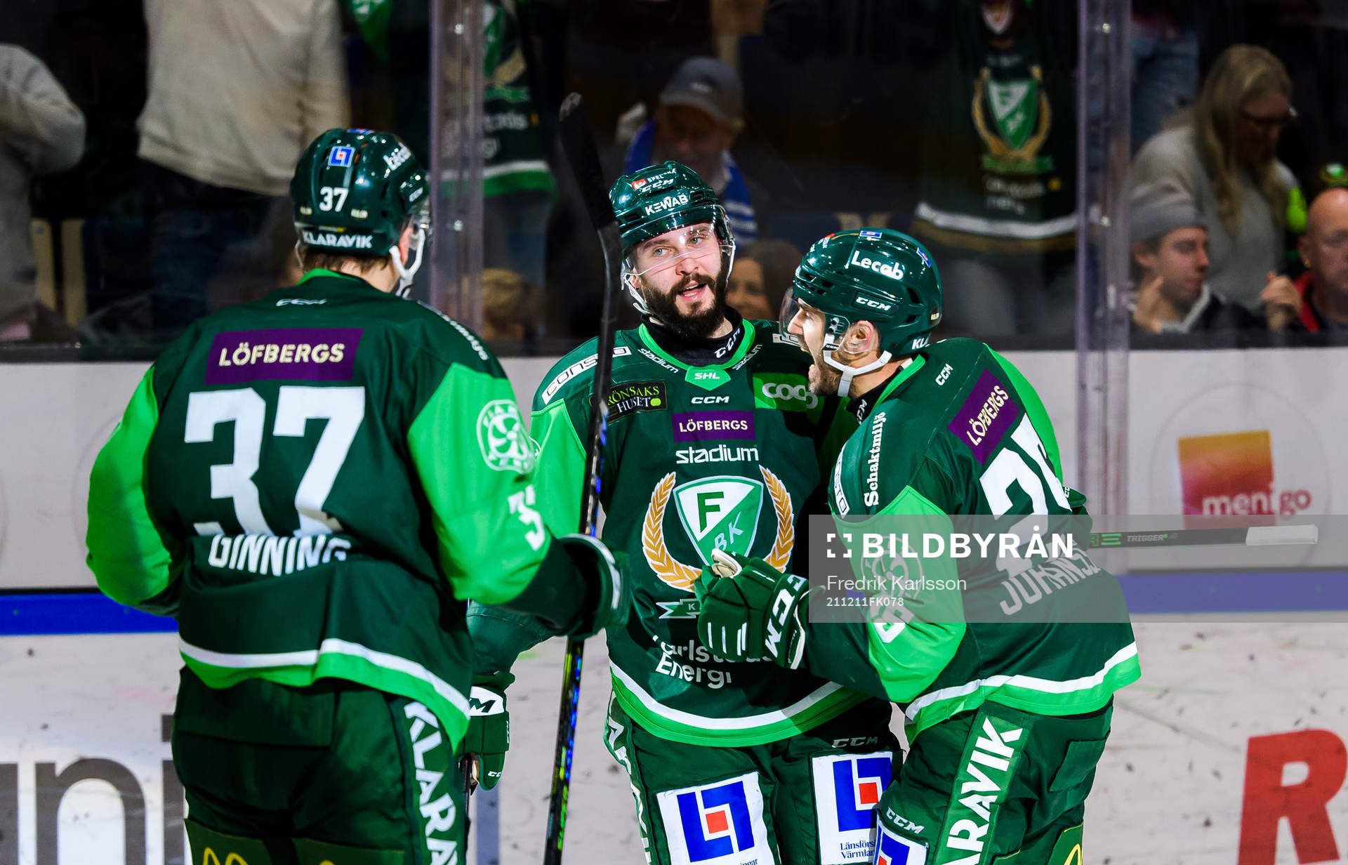 Färjestads Jesse Virtanen och Martin Johansson jublar