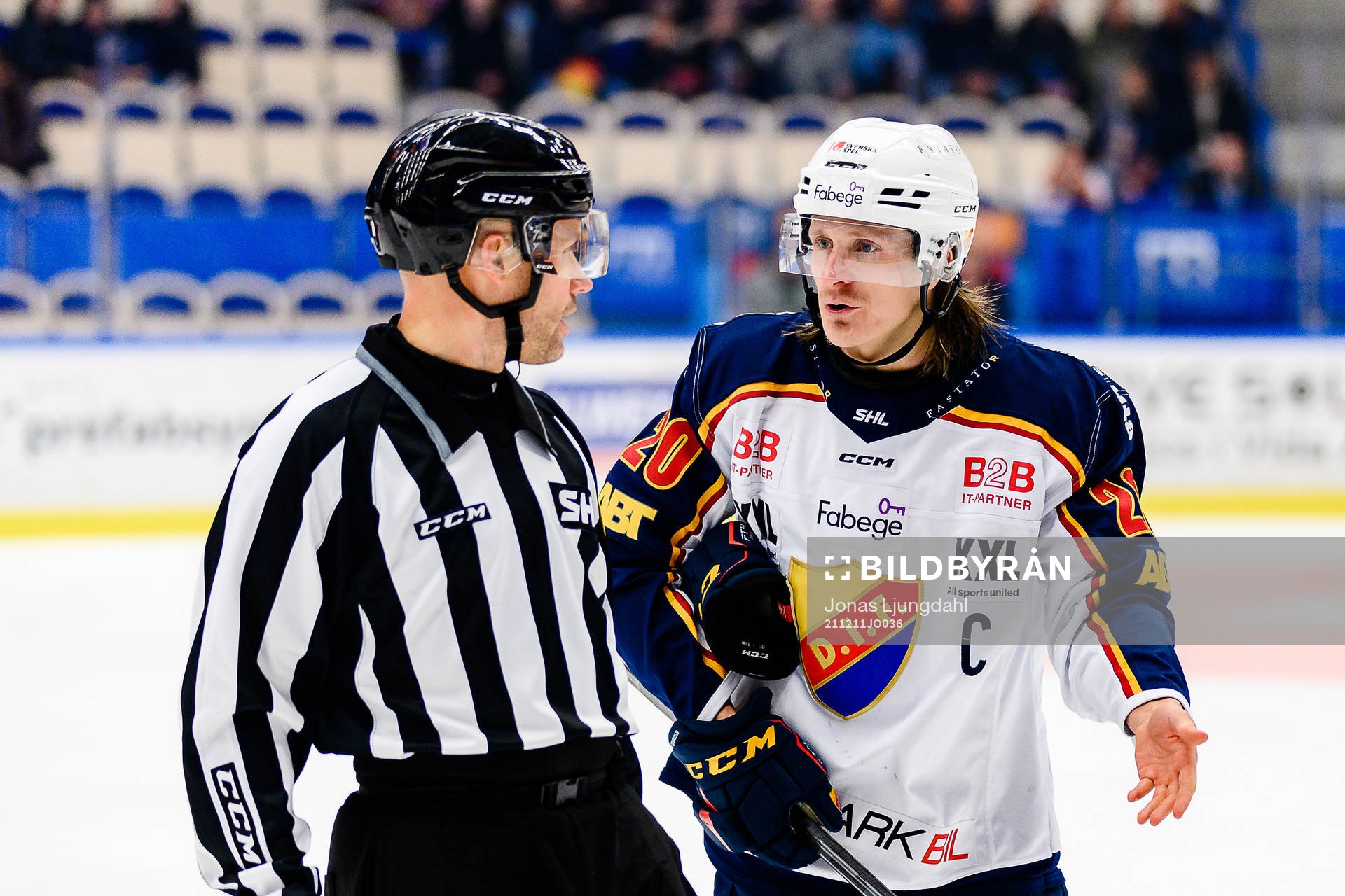 Linjedomare Andreas Lunden pratar med Djurgårdens Marcus