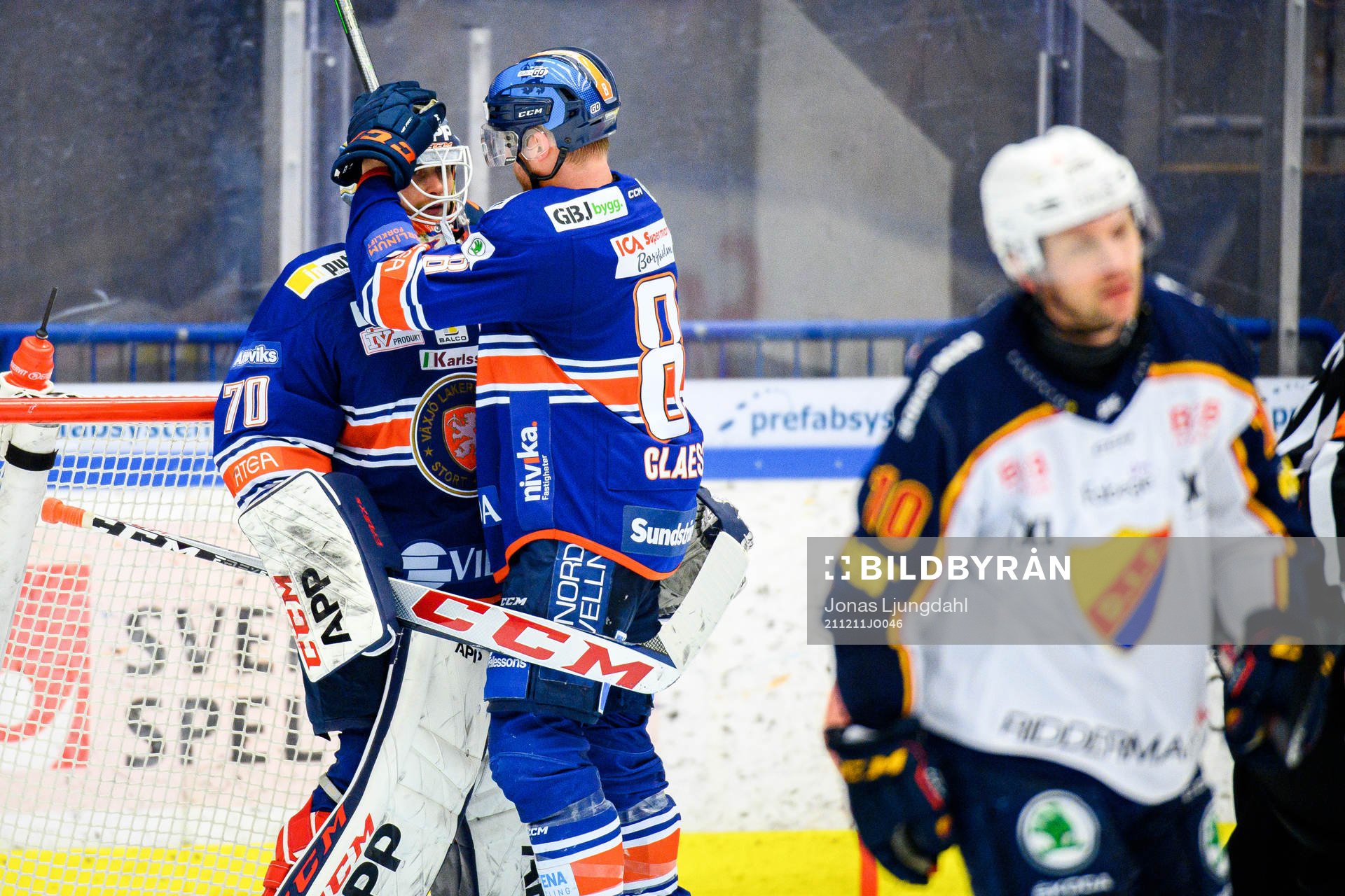 Växjös målvakt Adam Åhman och Ludvig Claesson jublar