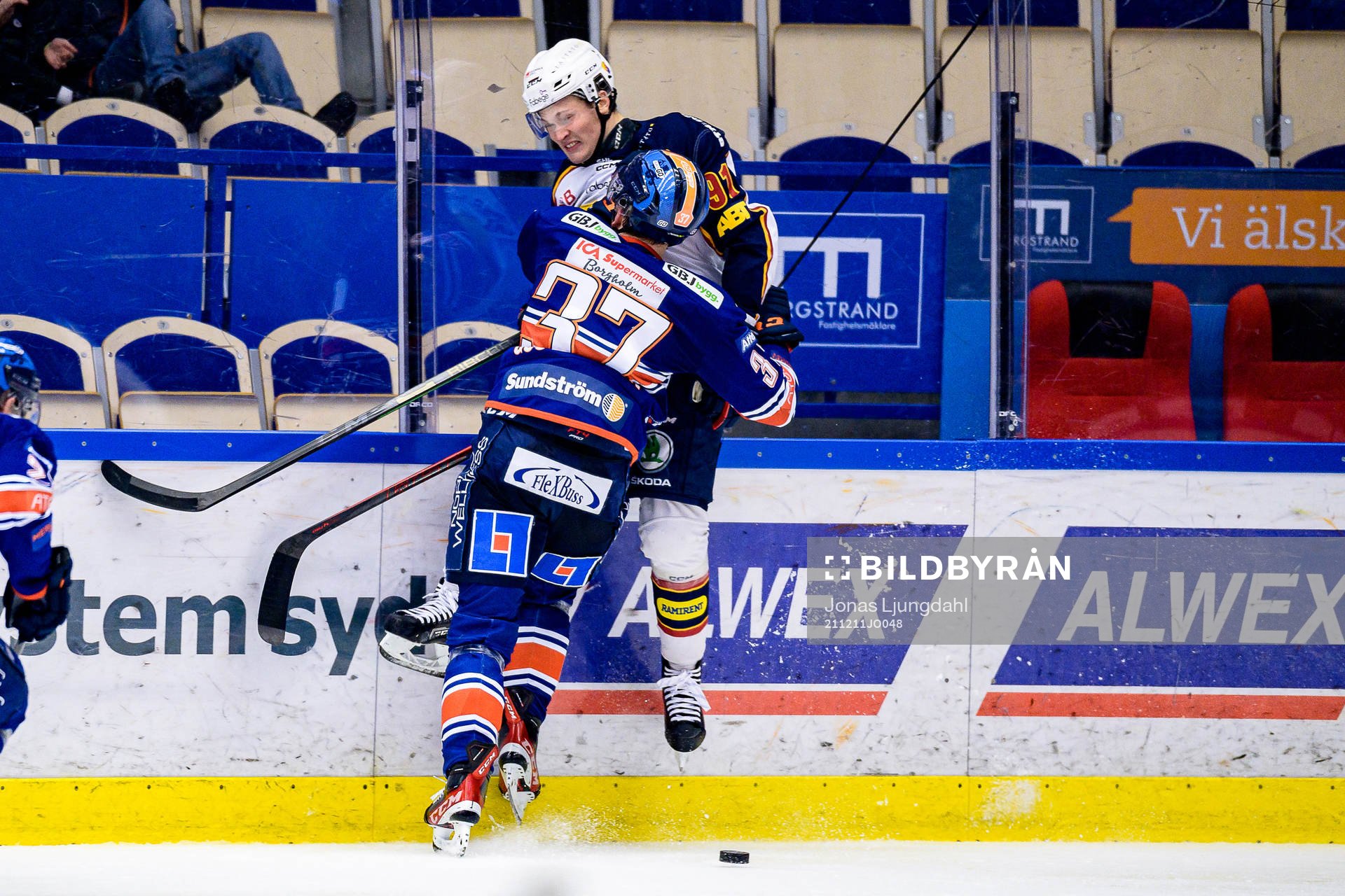 Växjös Glenn Gustafsson tacklar Djurgårdens Linus