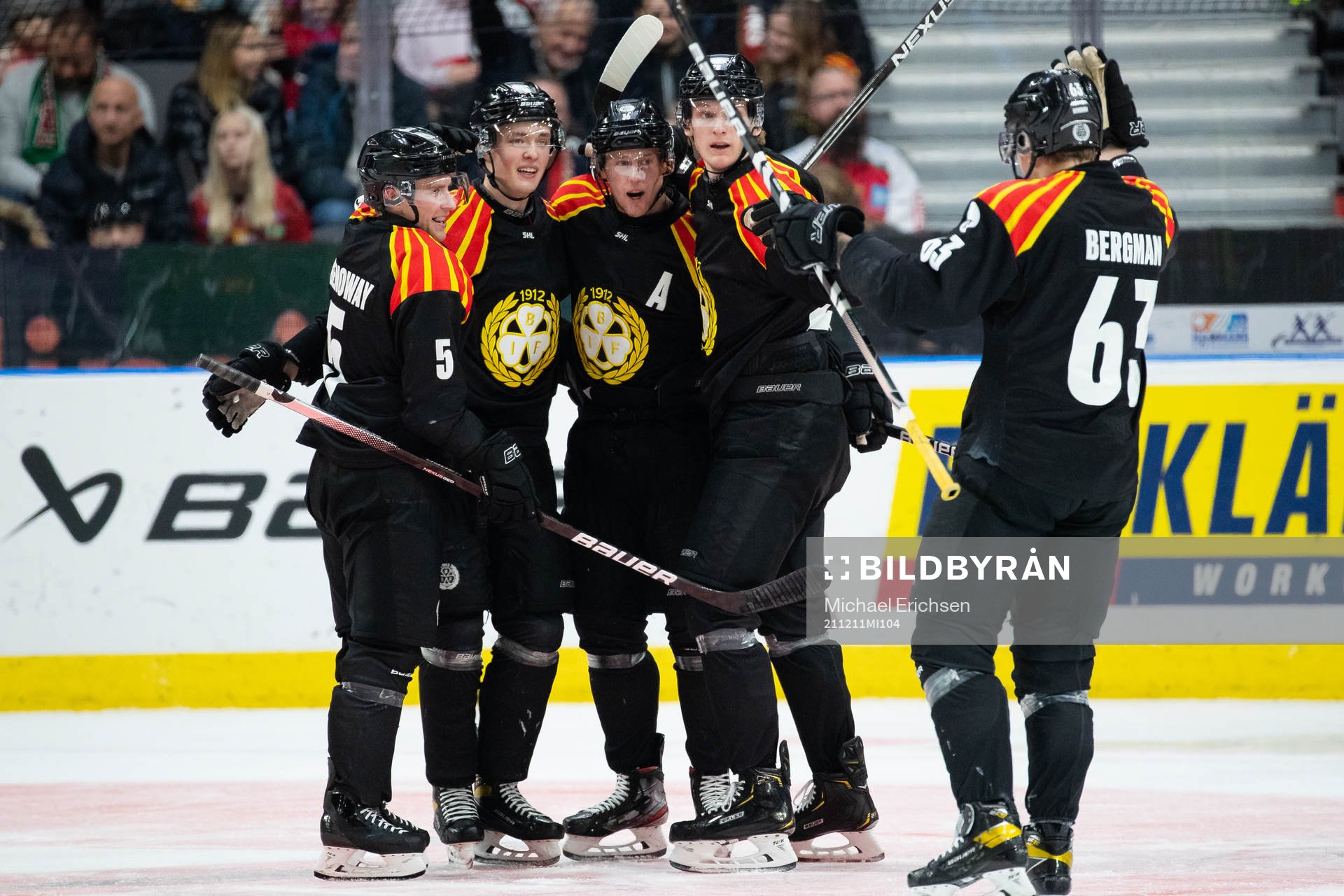 Brynäs Linus Ölund jublar med lagkamrater