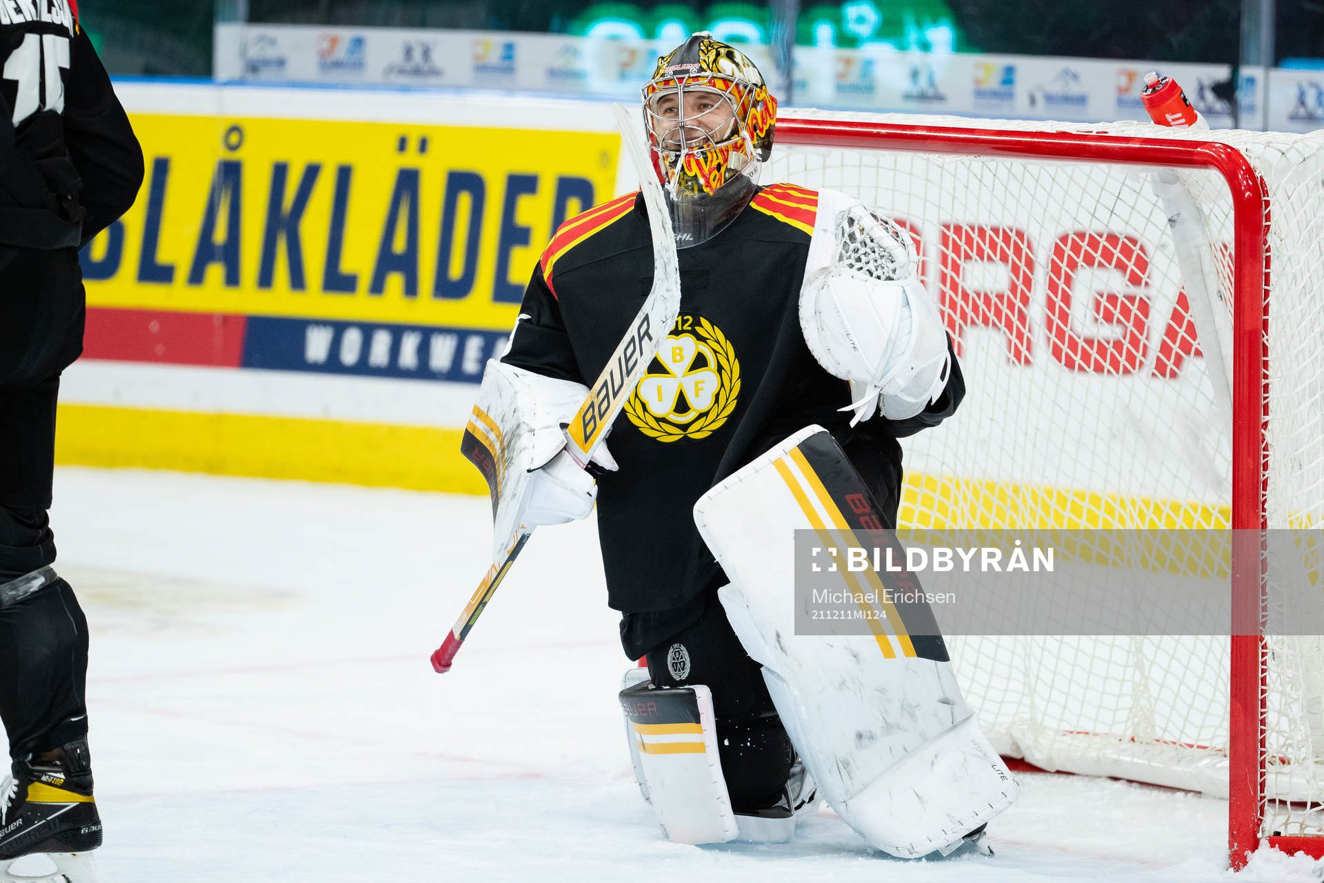 Brynäs målvakt Veini Vehviläinen jublar