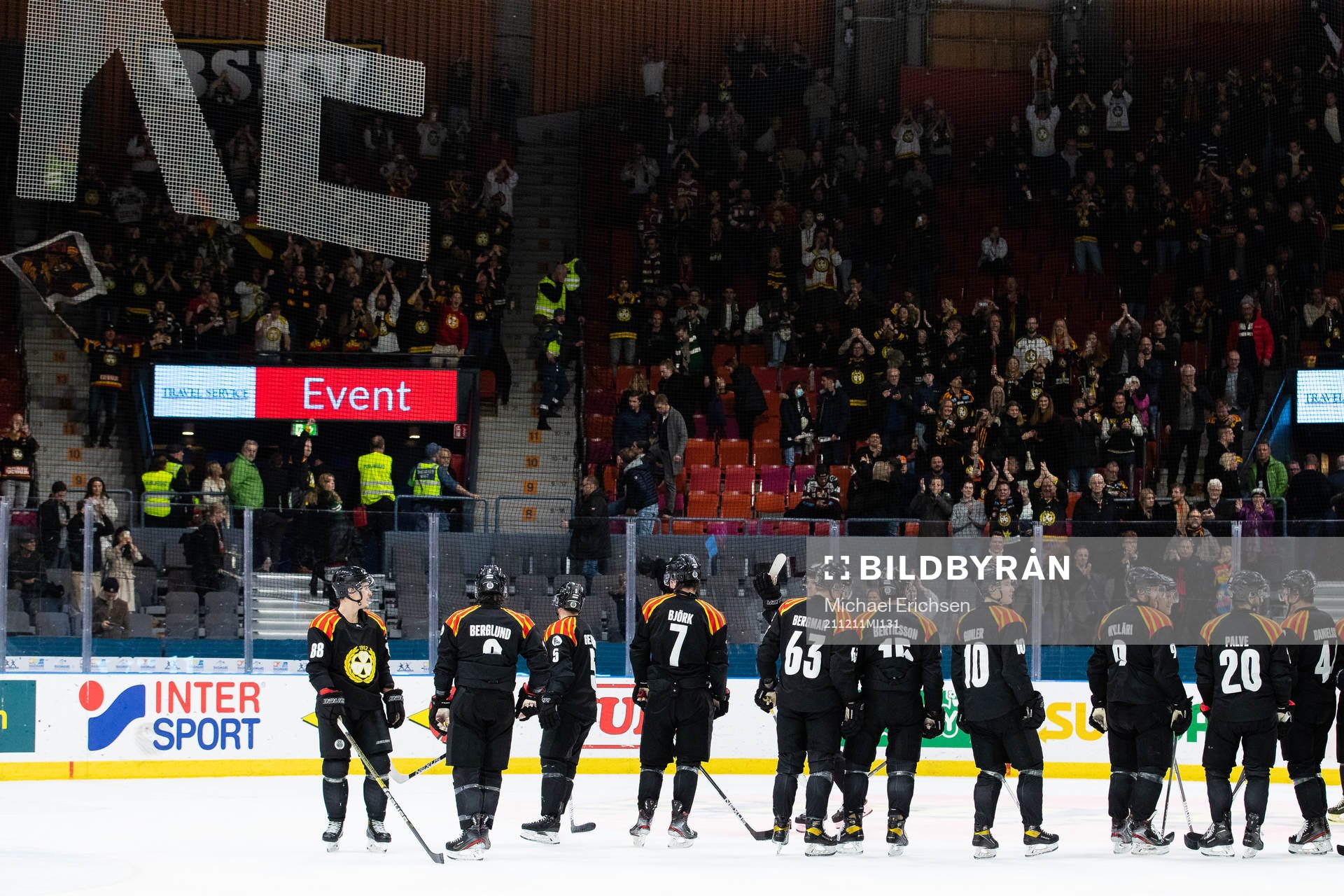 Brynäs jublar framför sina supportrar