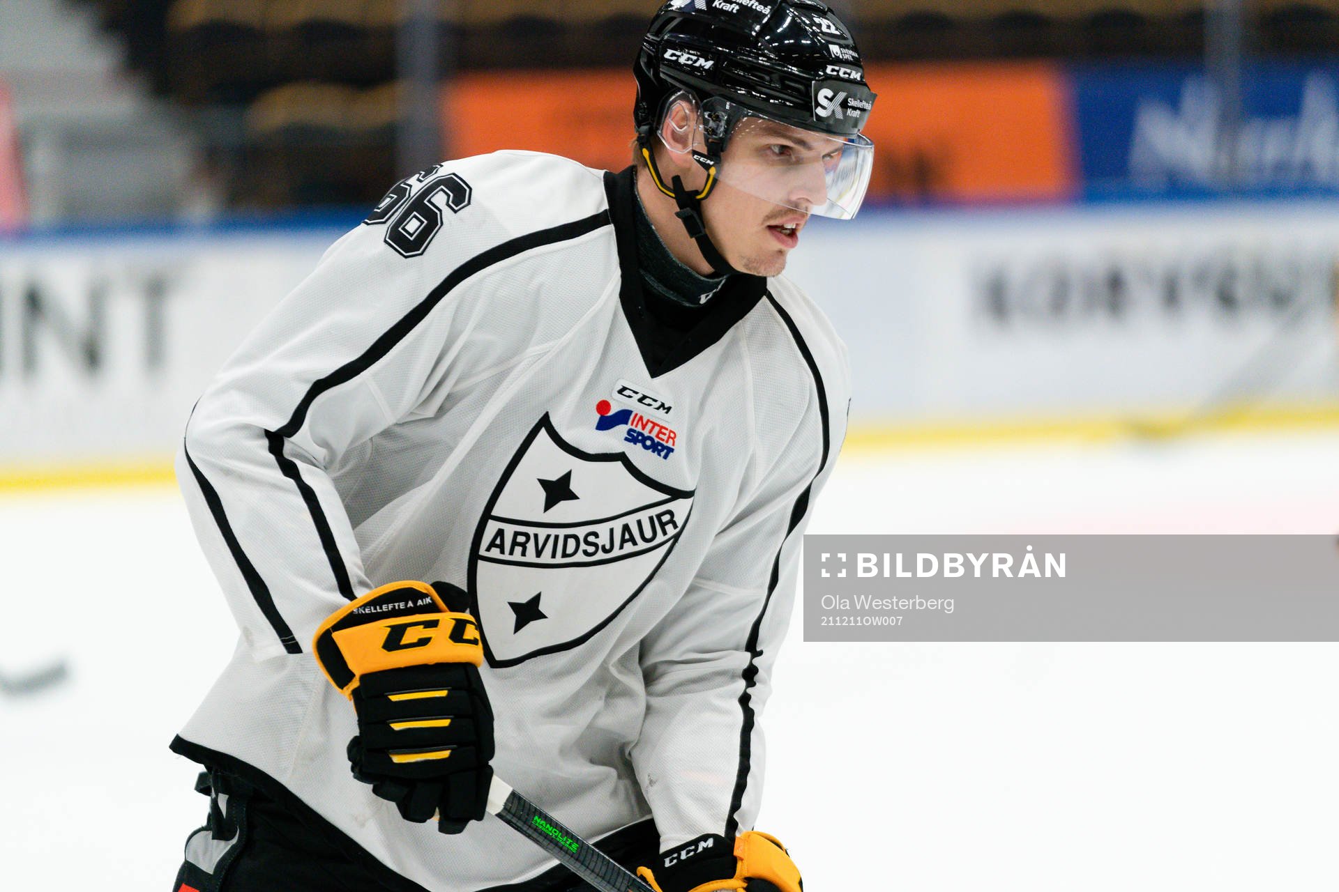 Skellefteås Jonathan Johnson  med Arvidsjaurs tröja