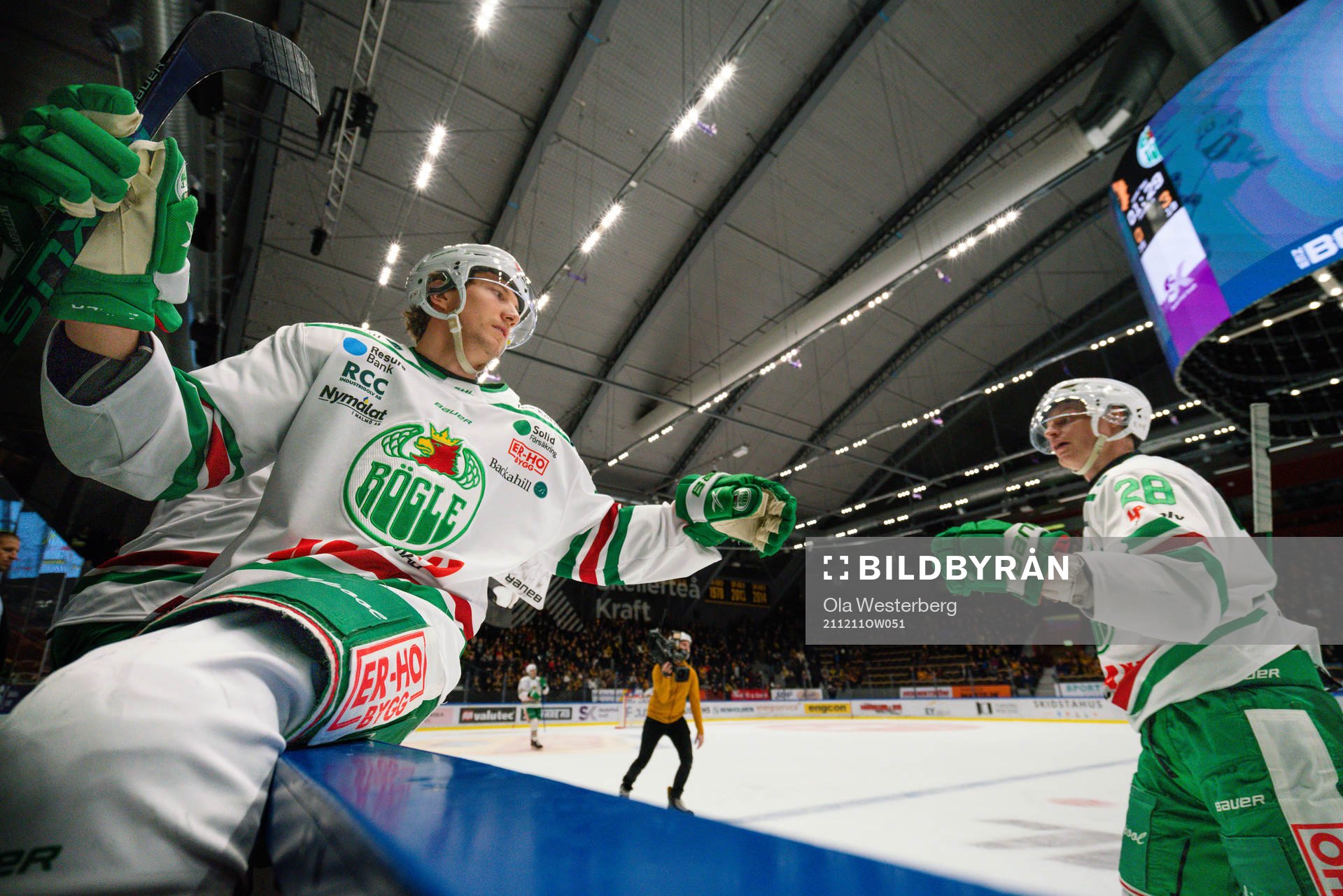 Rögles Adam Tambellini och Anton Bengtsson jublar