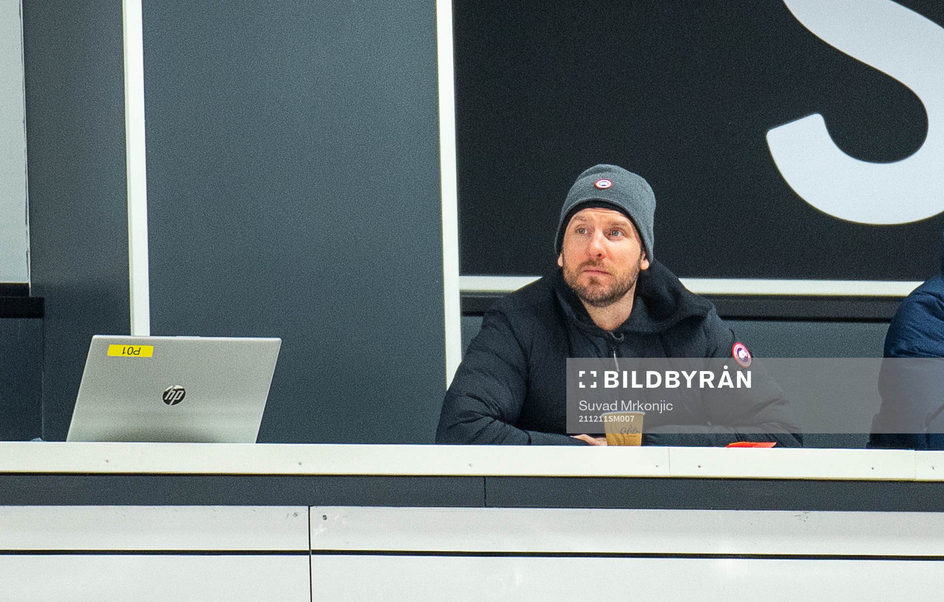 Buffalo Sabres talangscout Nathan Paetsch på läktaren