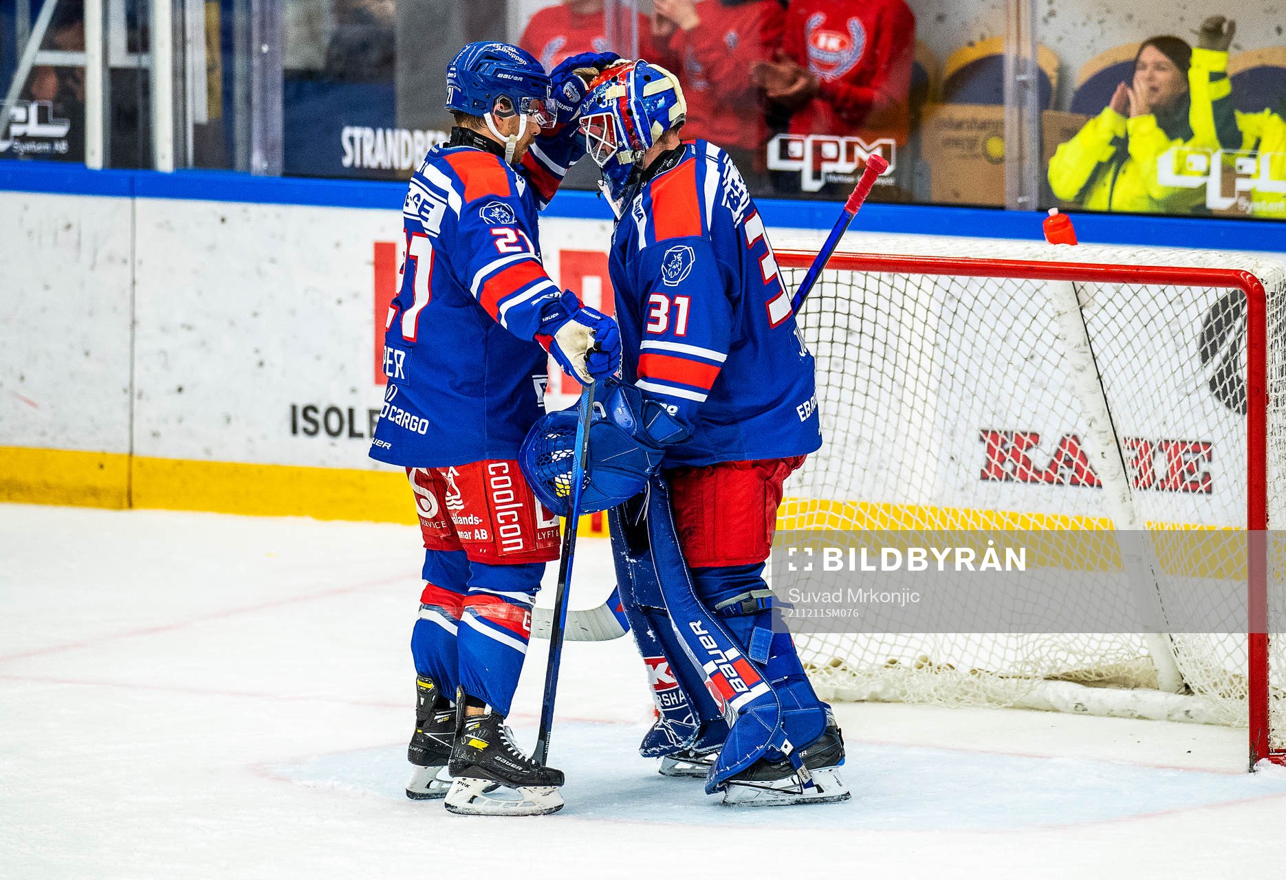 Oskarshamns Brian Cooper och målvakt Tim Juel jublar