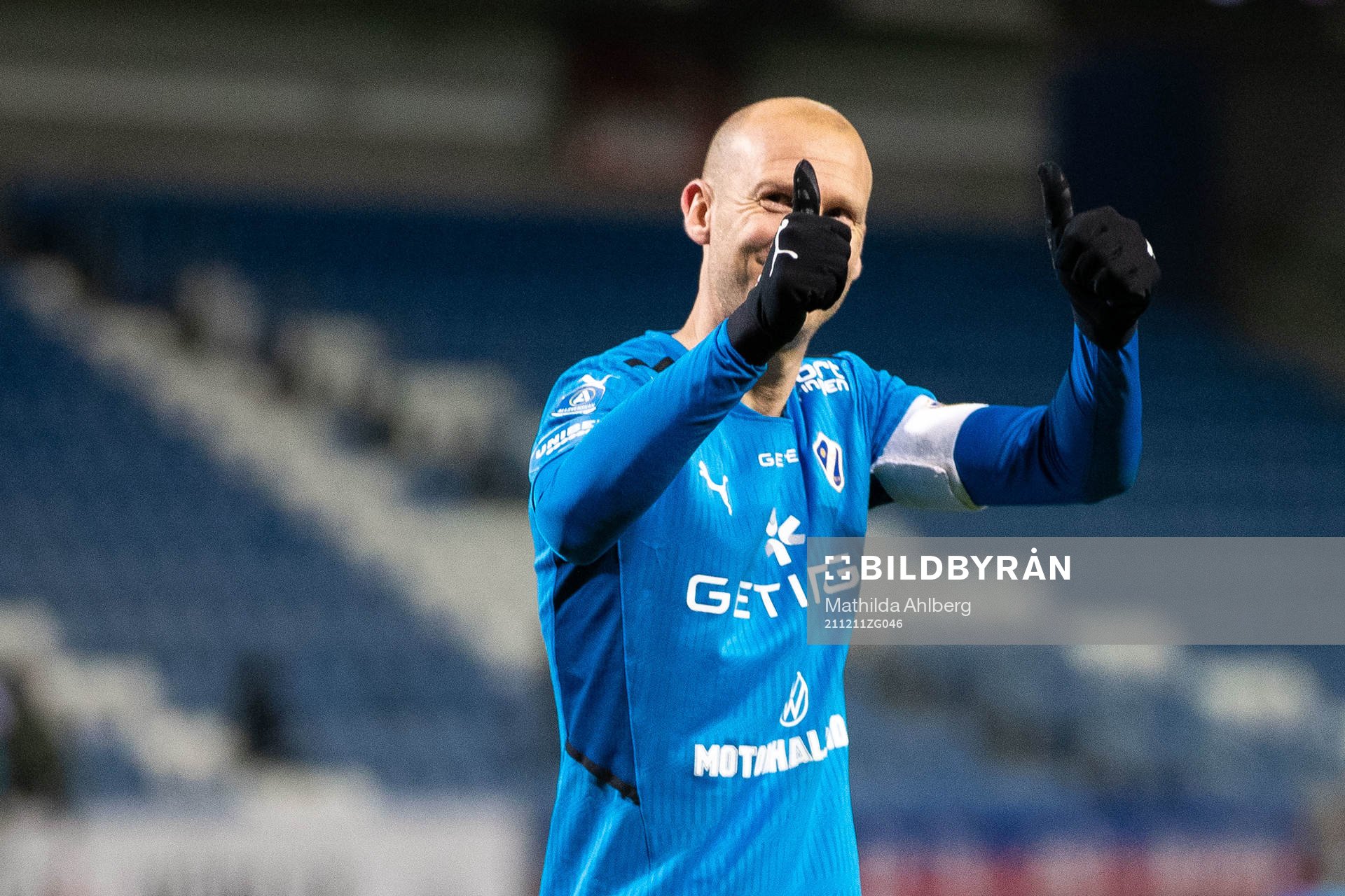 Halmstads Andreas Johansson jublar efter fotbollsmatchen i kvalet till Allsvenskan mellan Helsingborg och Halmstad den 11 december 2021 i Helsingborg. 