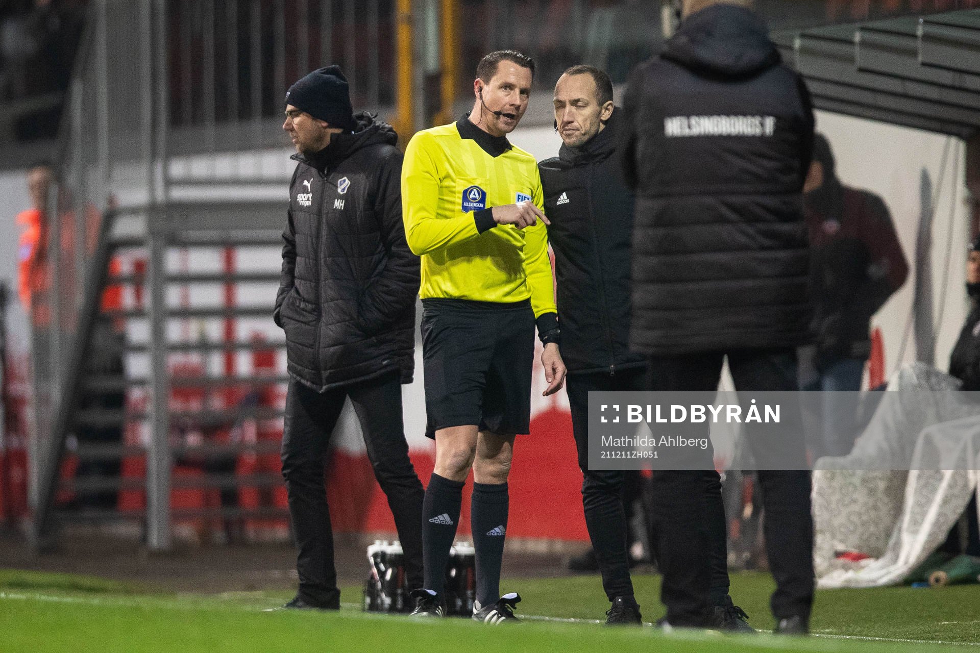 Domare Andreas Ekberg i samtal med fjärdedomaren Kaspar