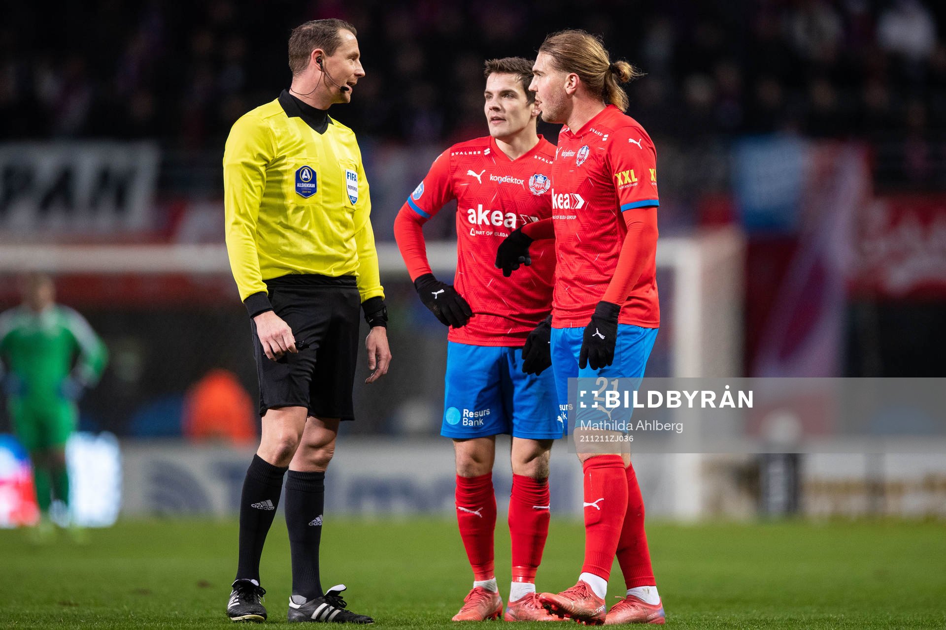 Domare Andreas Ekberg i diskussion med Helsingborgs Brandur