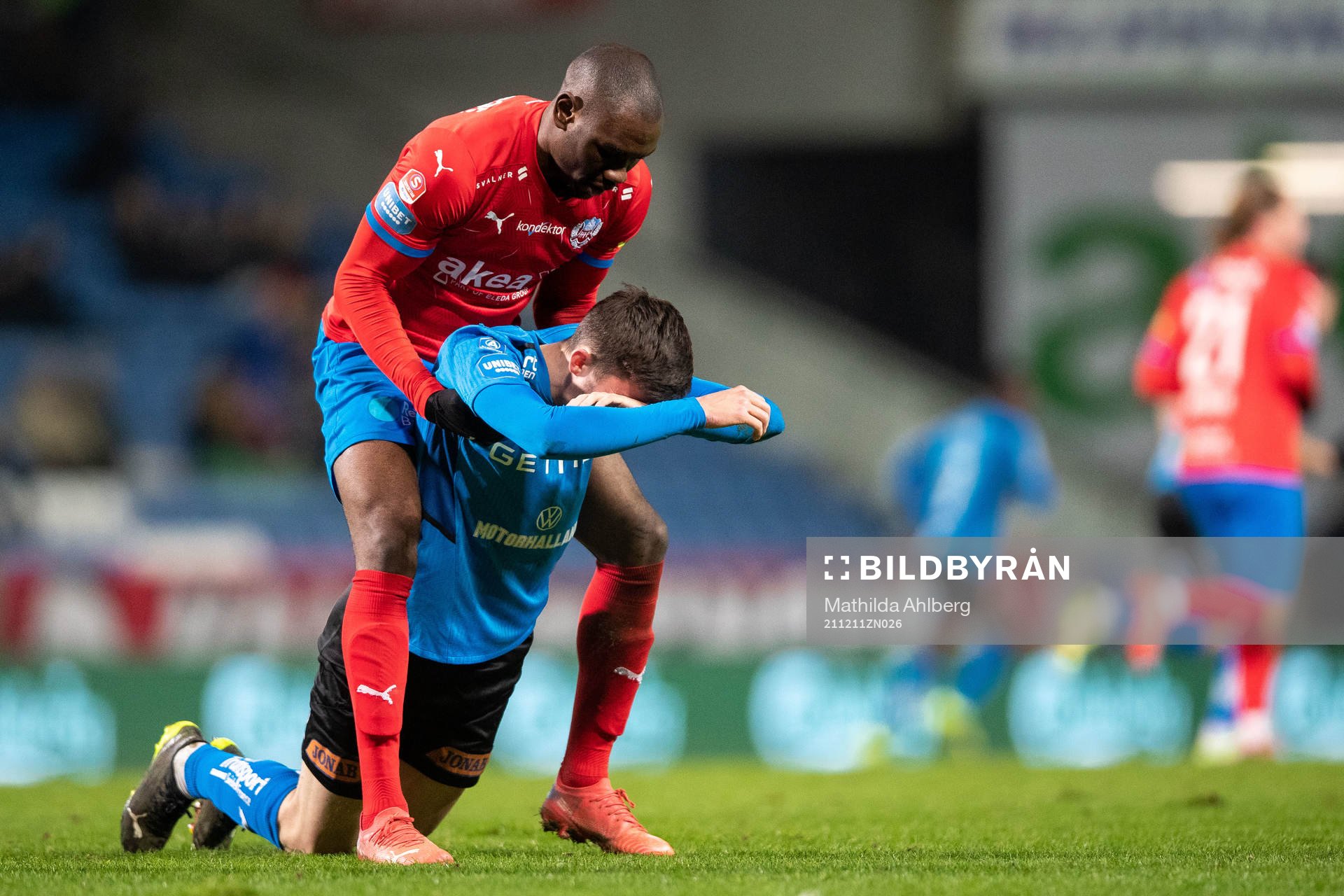 Helsingborgs Ravy Tsouka-Dozi hjälper Halmstads Emil Tot