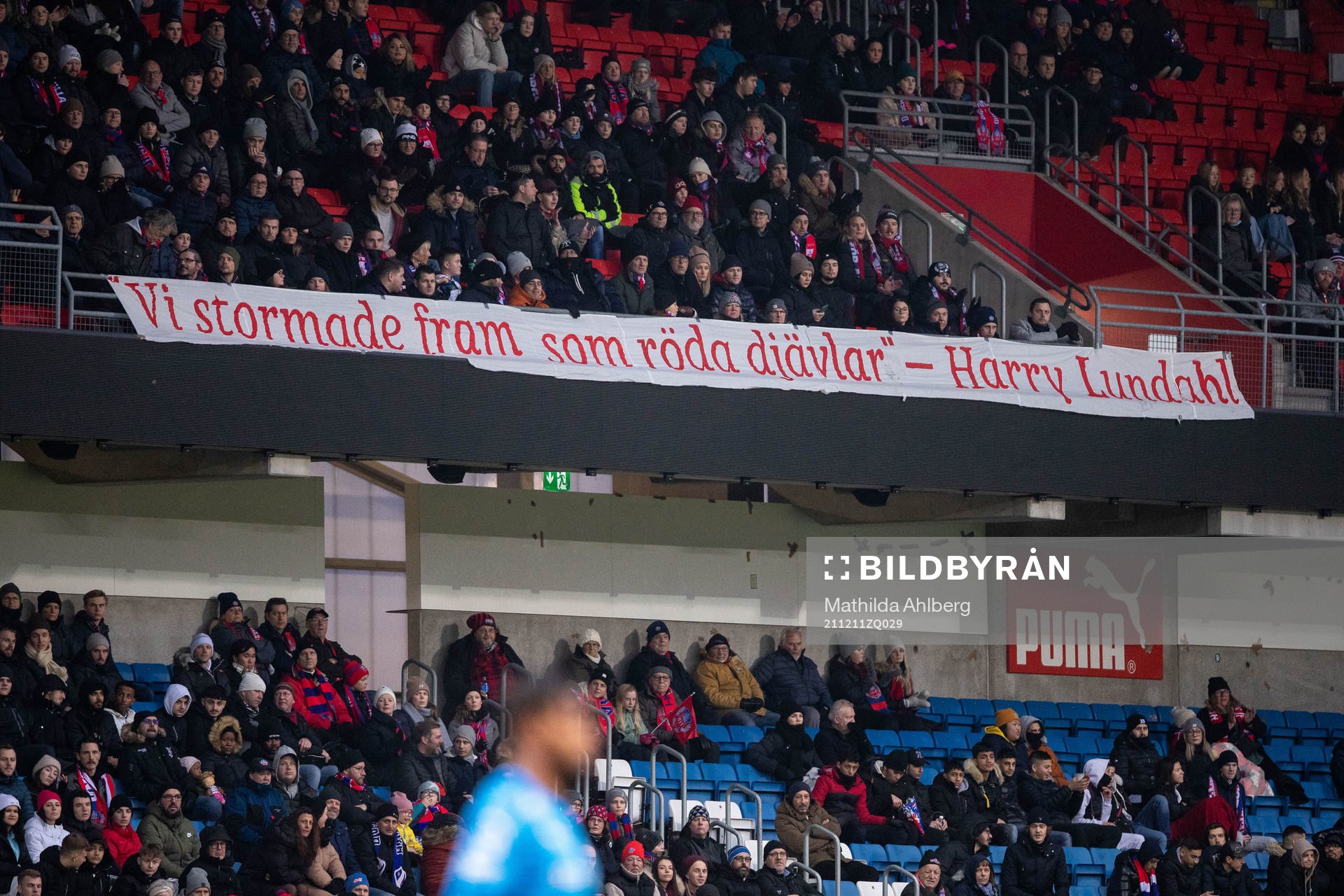 Supportrar med en banderoll med texten ”Vi stoppade fram