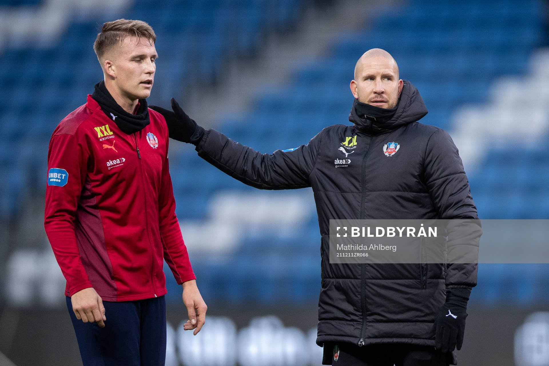 Helsingborgs Casper Widell och assisterande tränare Mattias Lindström inför fotbollsmatchen i kvalet till Allsvenskan mellan Helsingborg och Halmstad den 11 december 2021 i Helsingborg.