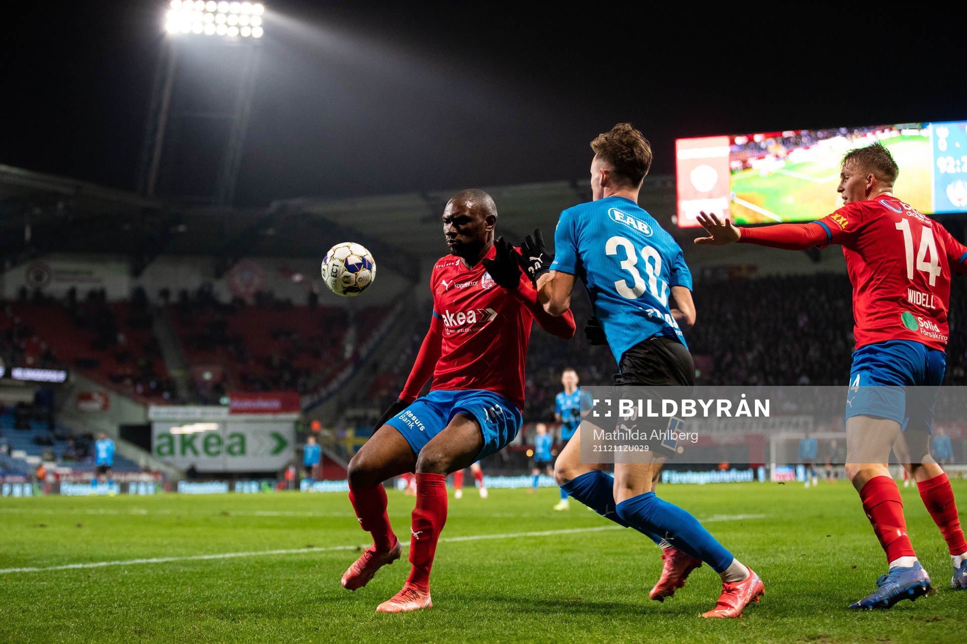 Helsingborgs Ravy Tsouka-Dozi och Halmstads Alexander Johansson under fotbollsmatchen i kvalet till Allsvenskan mellan Helsingborg och Halmstad den 11 december 2021 i Helsingborg.