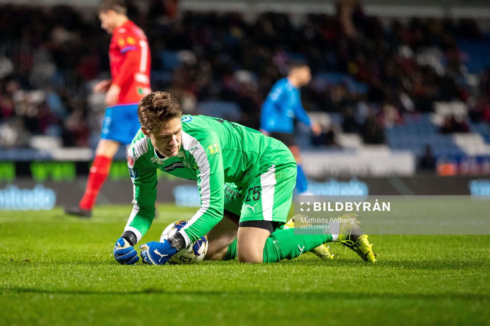 Helsingborgs målvakt Kalle Joelsson under fotbollsmatchen i kvalet till Allsvenskan mellan Helsingborg och Halmstad den 11 december 2021 i Helsingborg.
