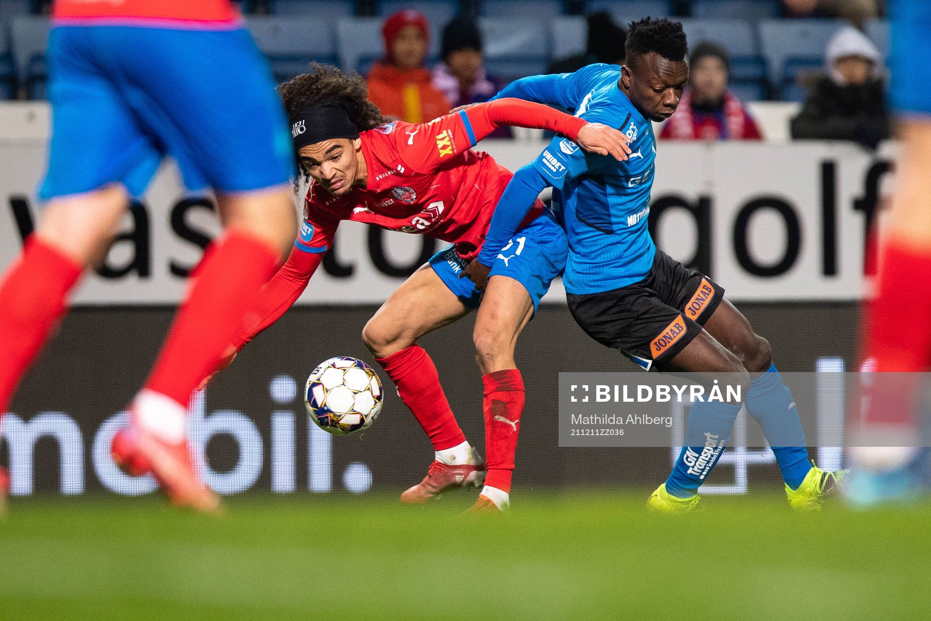 Helsingborgs Adam Kaied och Halmstads Thomas Boakye