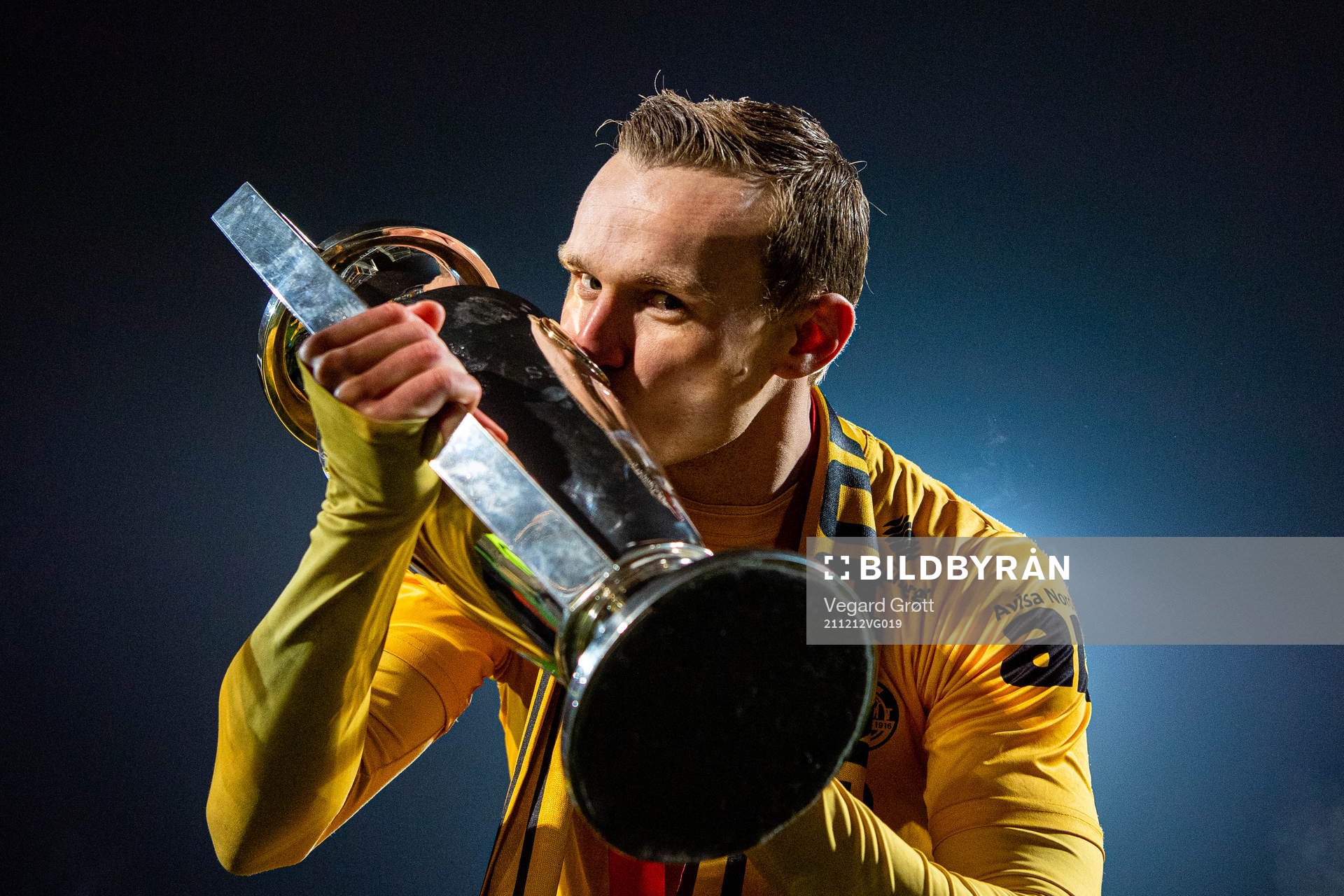 Marius Lode of Bodø/Glimt kisses the trophy winning the