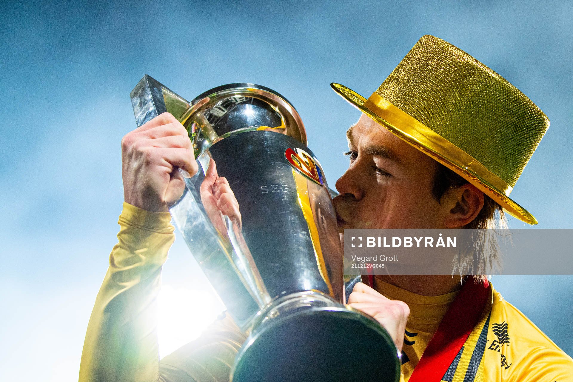 Patrick Berg of Bodø/Glimt kisses the trophy winning the