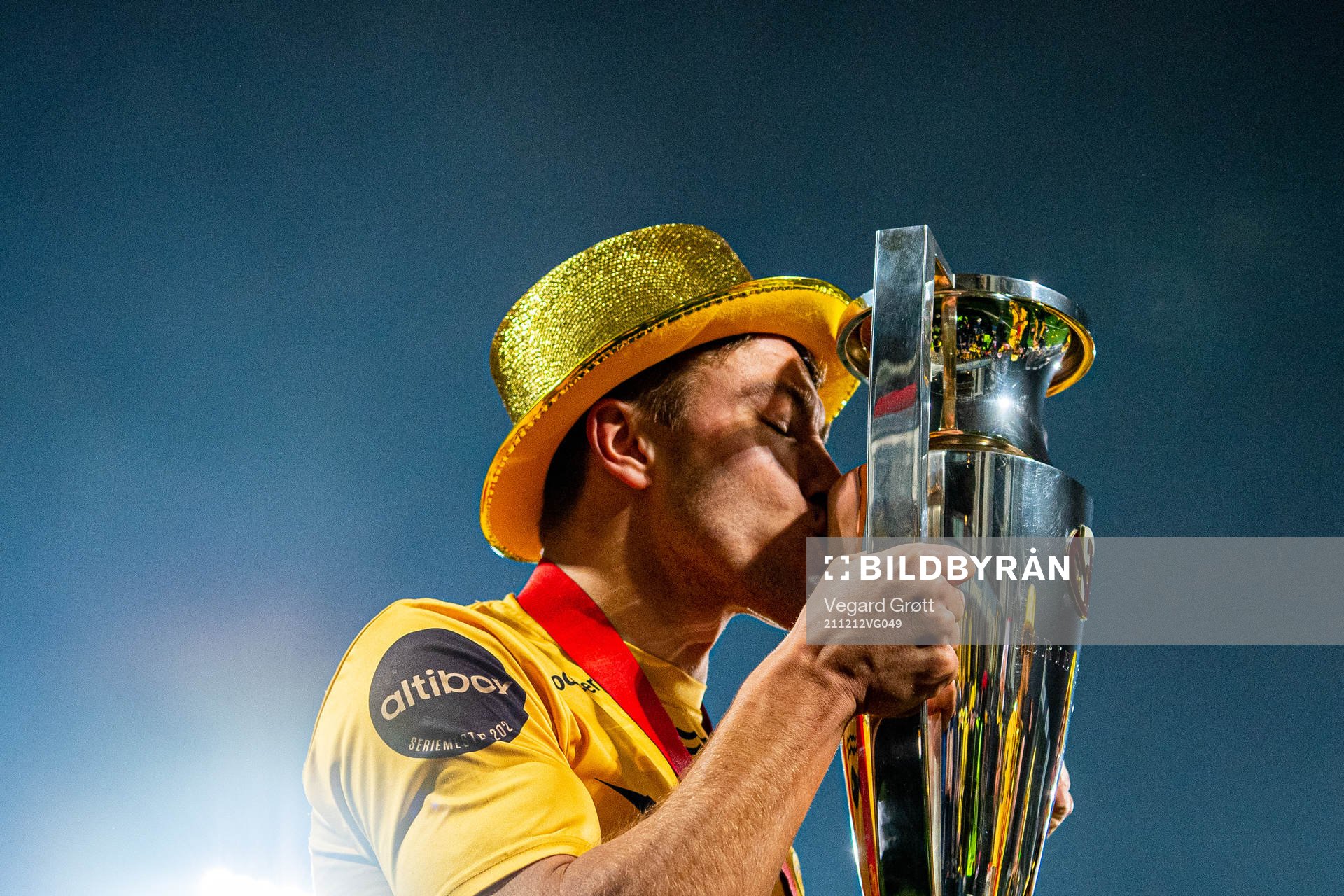 Fredrik André Bjørkan of Bodø/Glimt kisses the trophy winning the league after the Eliteserien football match between Mjøndalen and Bodø/Glimt on December 12, 2021 in Mjøndalen.