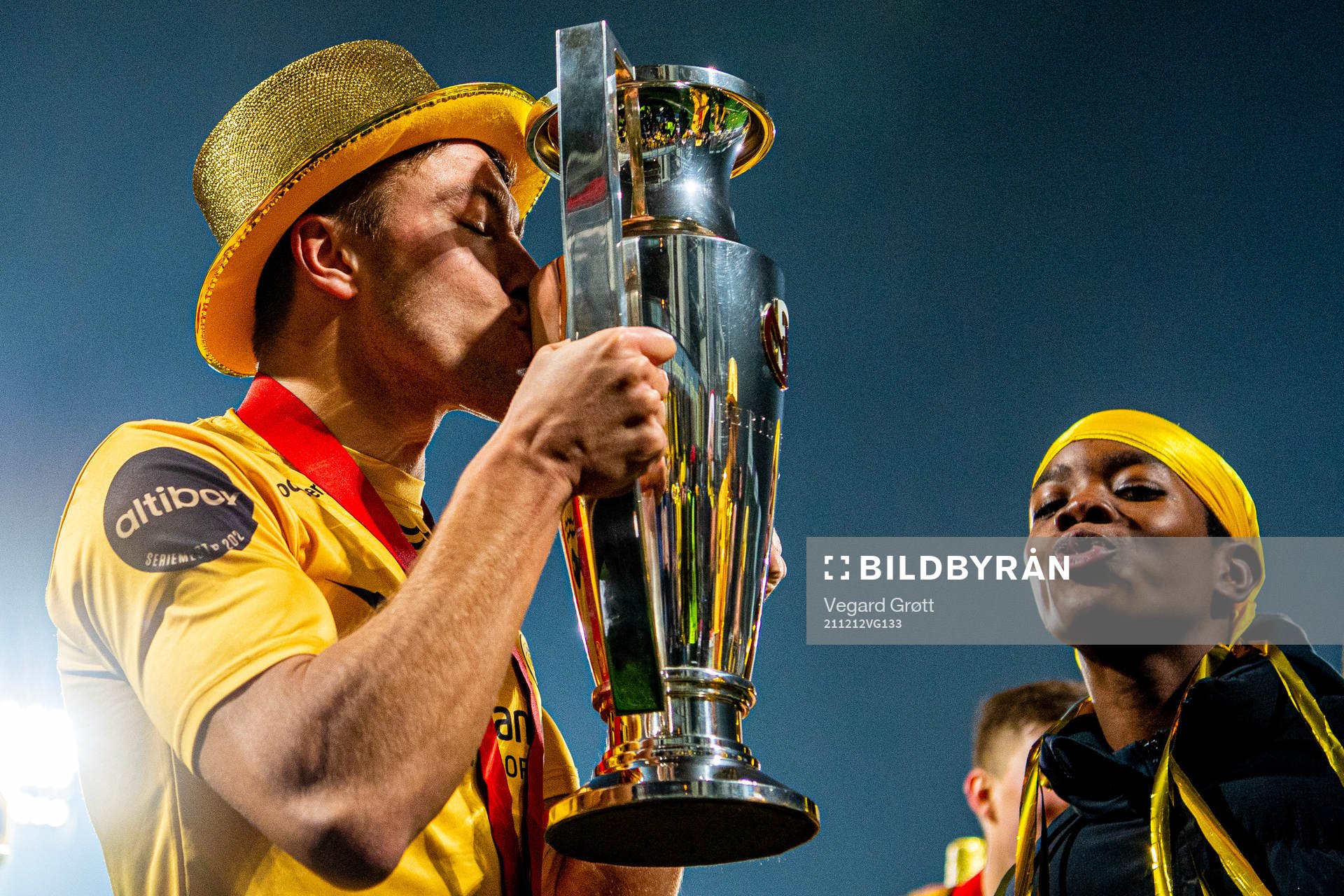 Fredrik André Bjørkan of Bodø/Glimt kisses the trophy