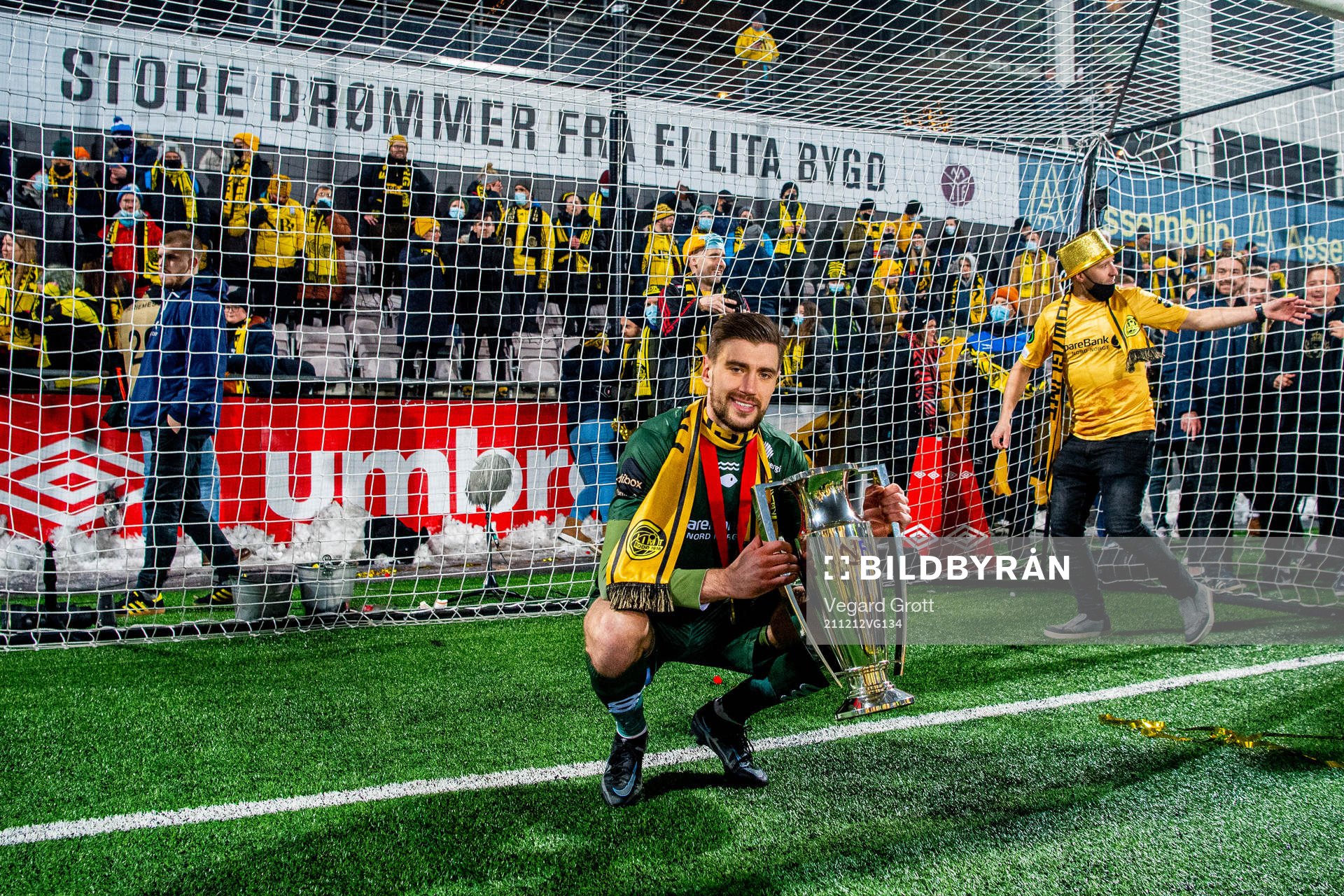 Goalkeeper Nikita Haikin of Bodø/Glimt celebrates with