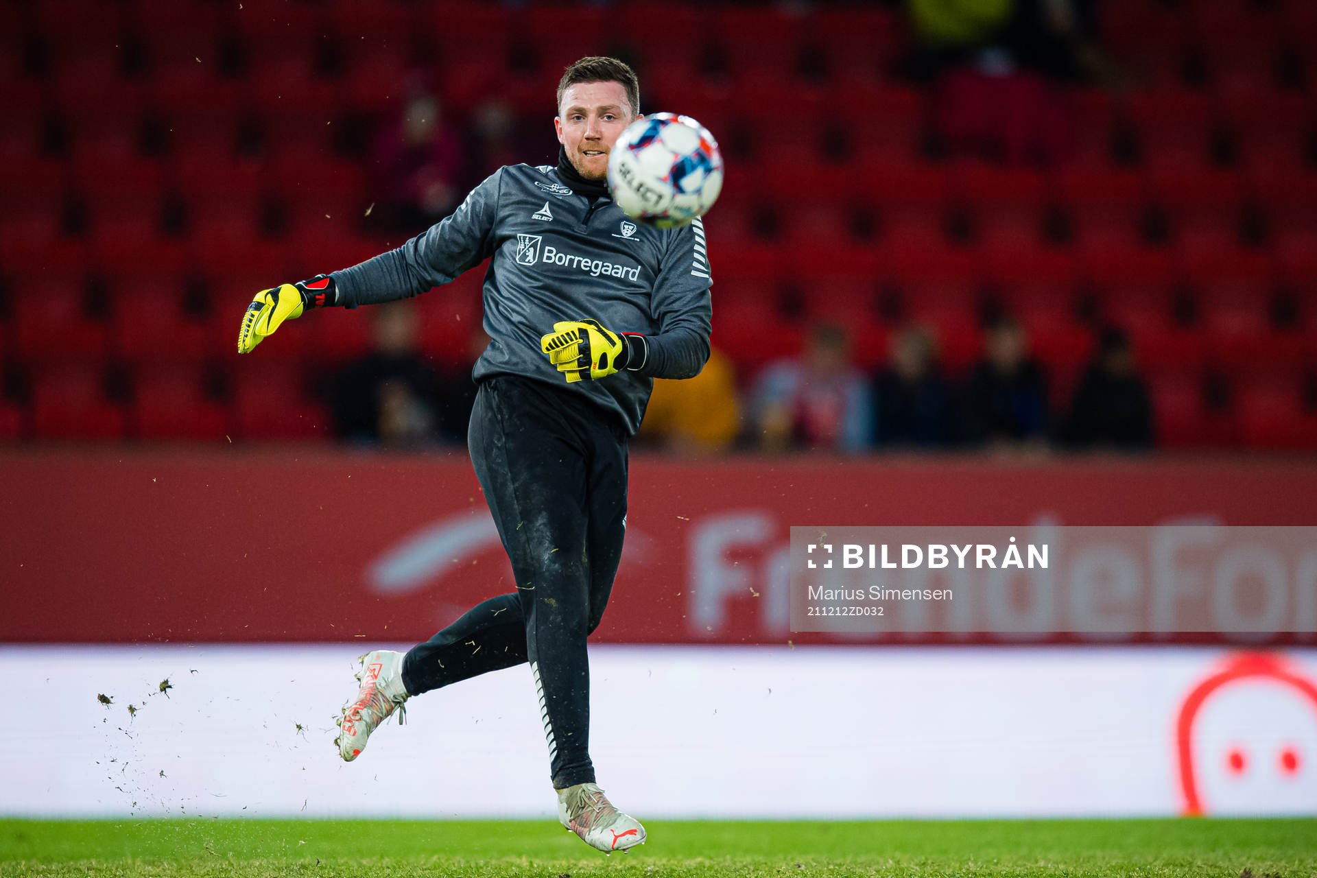 Anders Kristiansen of Sarpsborg 08 warms up