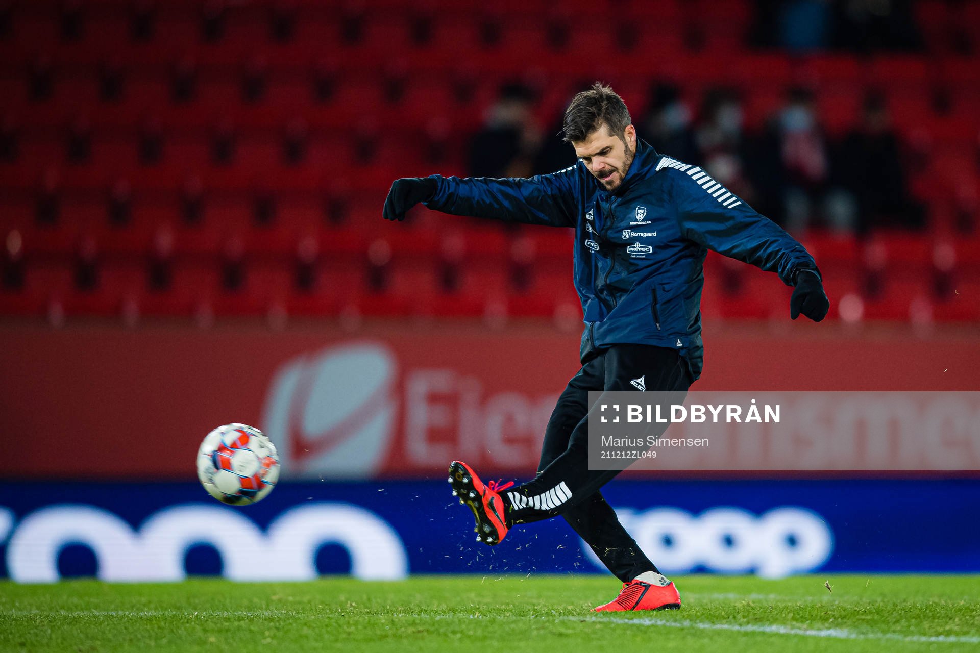 Joachim Thomassen of Sarpsborg 08 warms up
