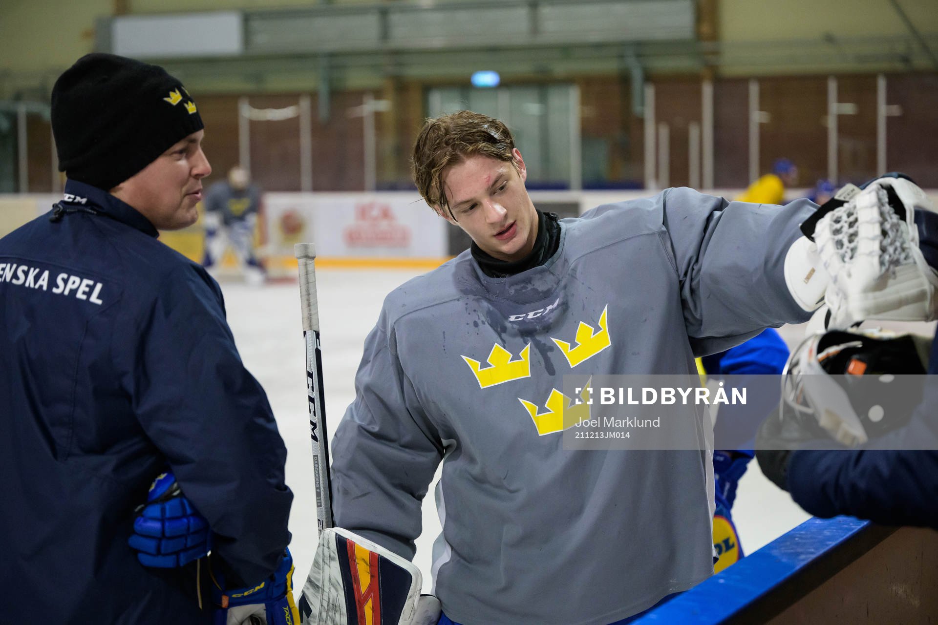 Head coach Tomas Montén and goaltender Carl Lindbom of the