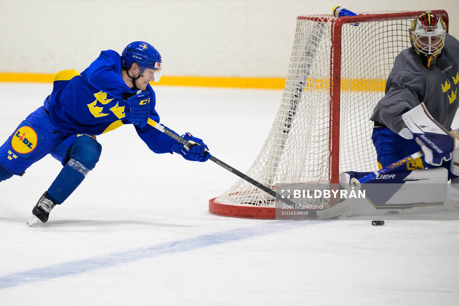 William Eklund and goaltender Jesper Wallstedt of the