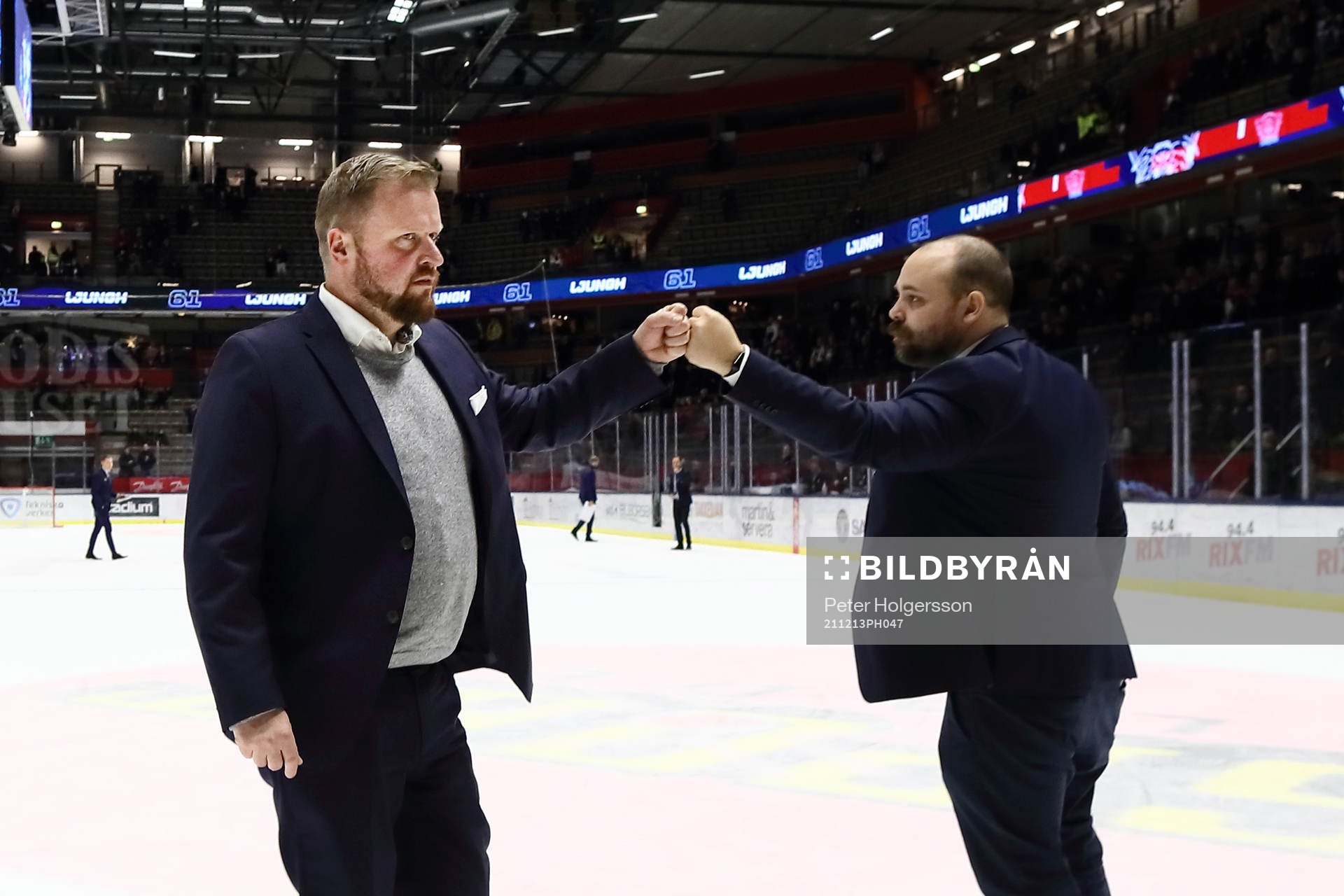 Linköpings tränare Klas Östman jublar med Gustaf Douhán