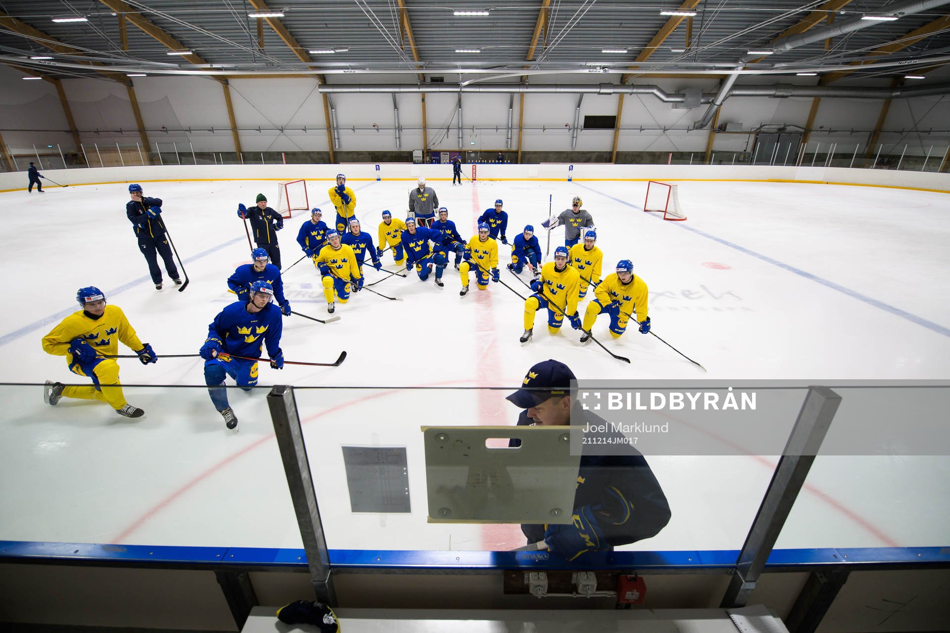 Head coach Tomas Montén in front of the players and