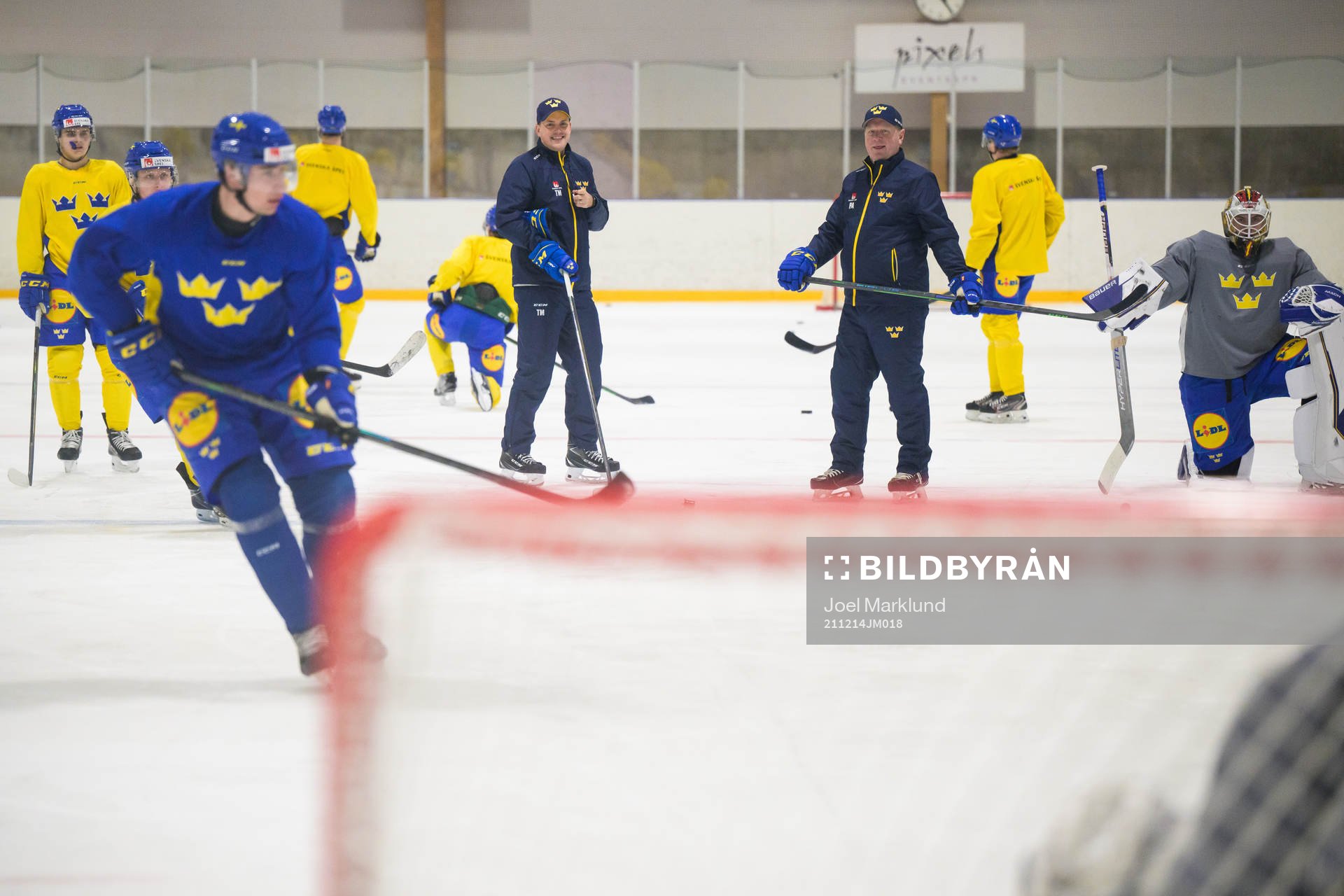 Head coach Tomas Montén and goaltender coach Peter