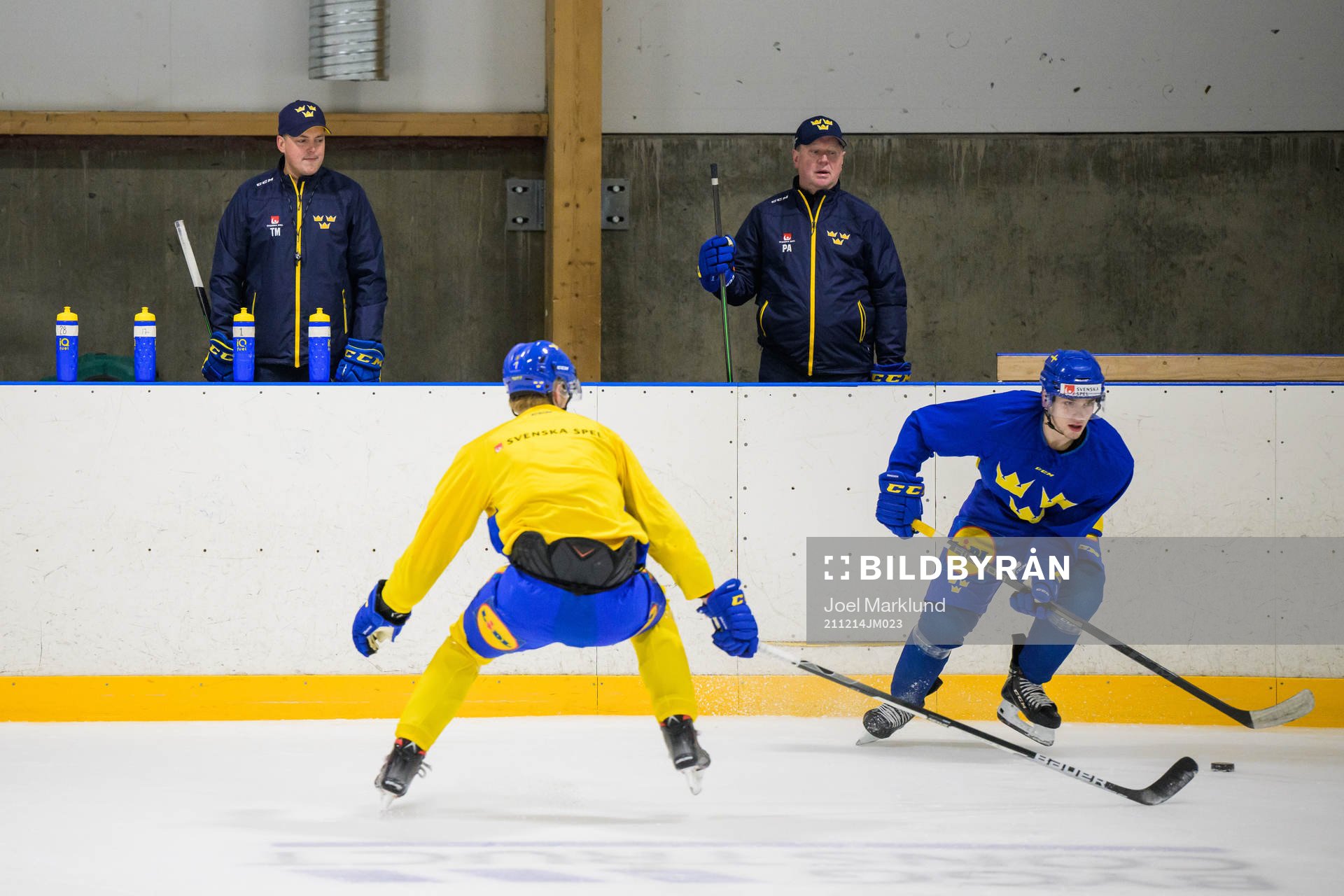 Head coach Tomas Montén and goaltender coach Peter