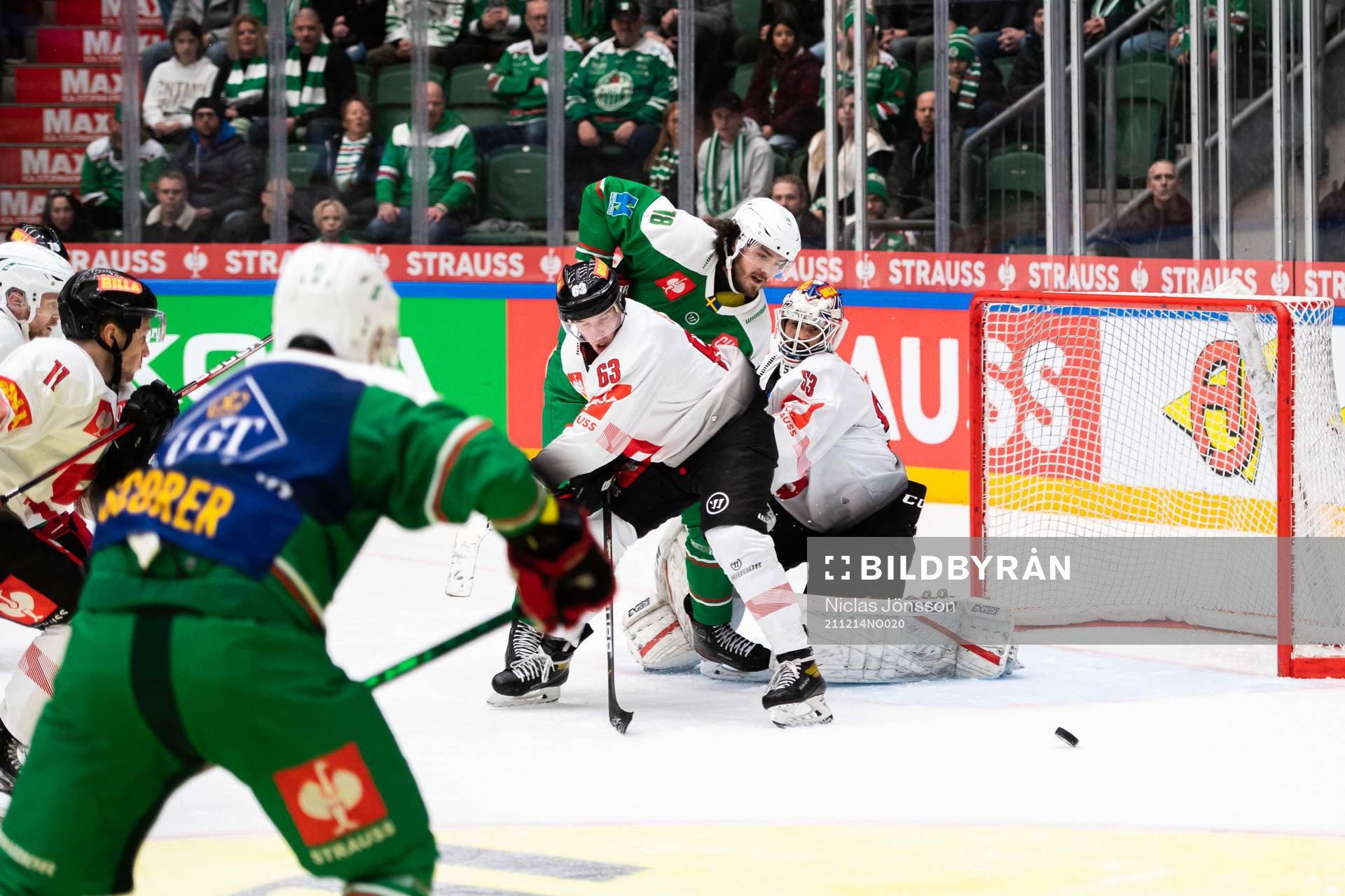 Martin Jandus of Sparta Prag and Dennis Everberg of Rögle