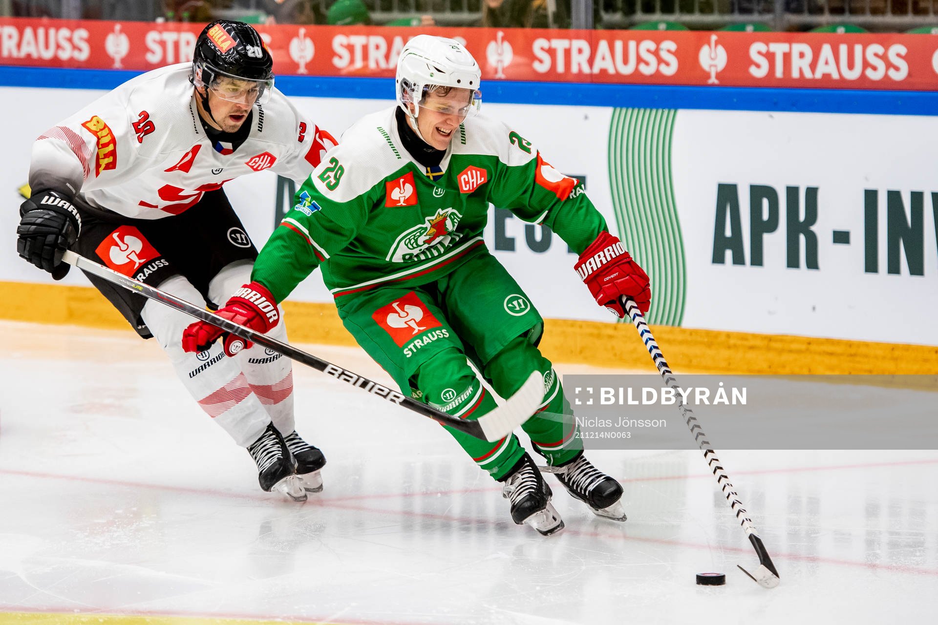 Tomáš Dvořák of Sparta Prag and Tyler Kelleher of Rögle