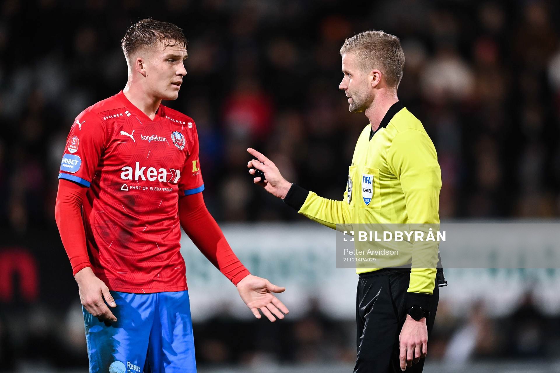 Helsingborgs Casper Widell och domare Glenn Nyberg